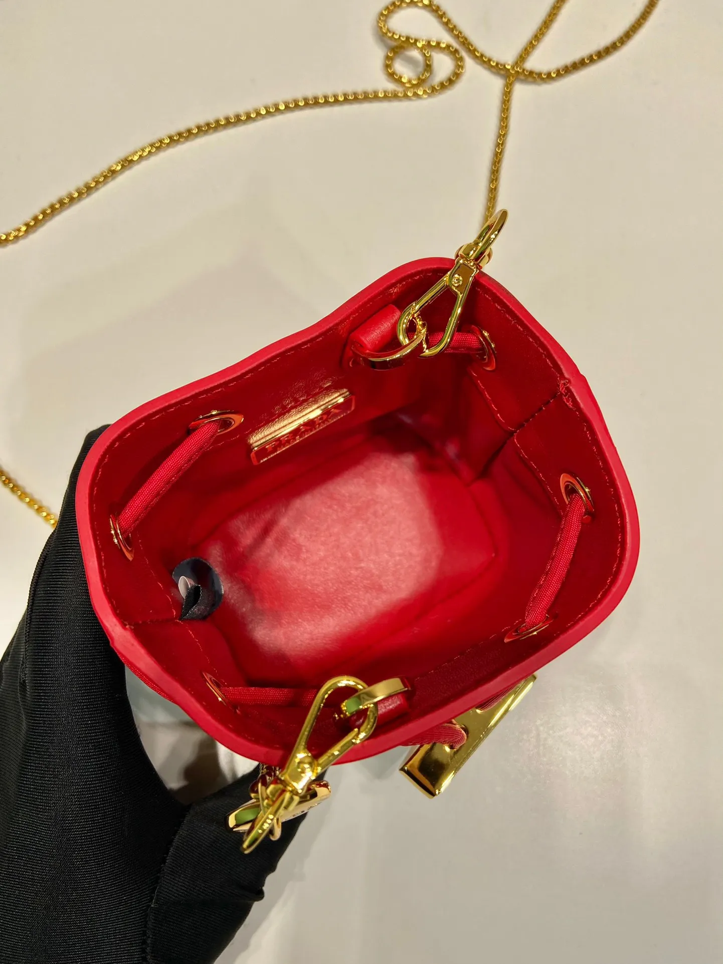 💰960🎉Patent leather bucket🎉1NR016 calfskin🎉🎉 This patent leather bucket is made of imported glossy cowhide and enamel-coated metal triangle logo decorated opening and closing design. Metal iron can be spanned diagonally. So cute😍, the effect is very eye-catching, so cute and cool, don’t you feel moved😙😙, beauties. Get it now. So beautiful and cute😋😋 Length 10x height 12x base 7cm🎉🎉🎉👏👏👏