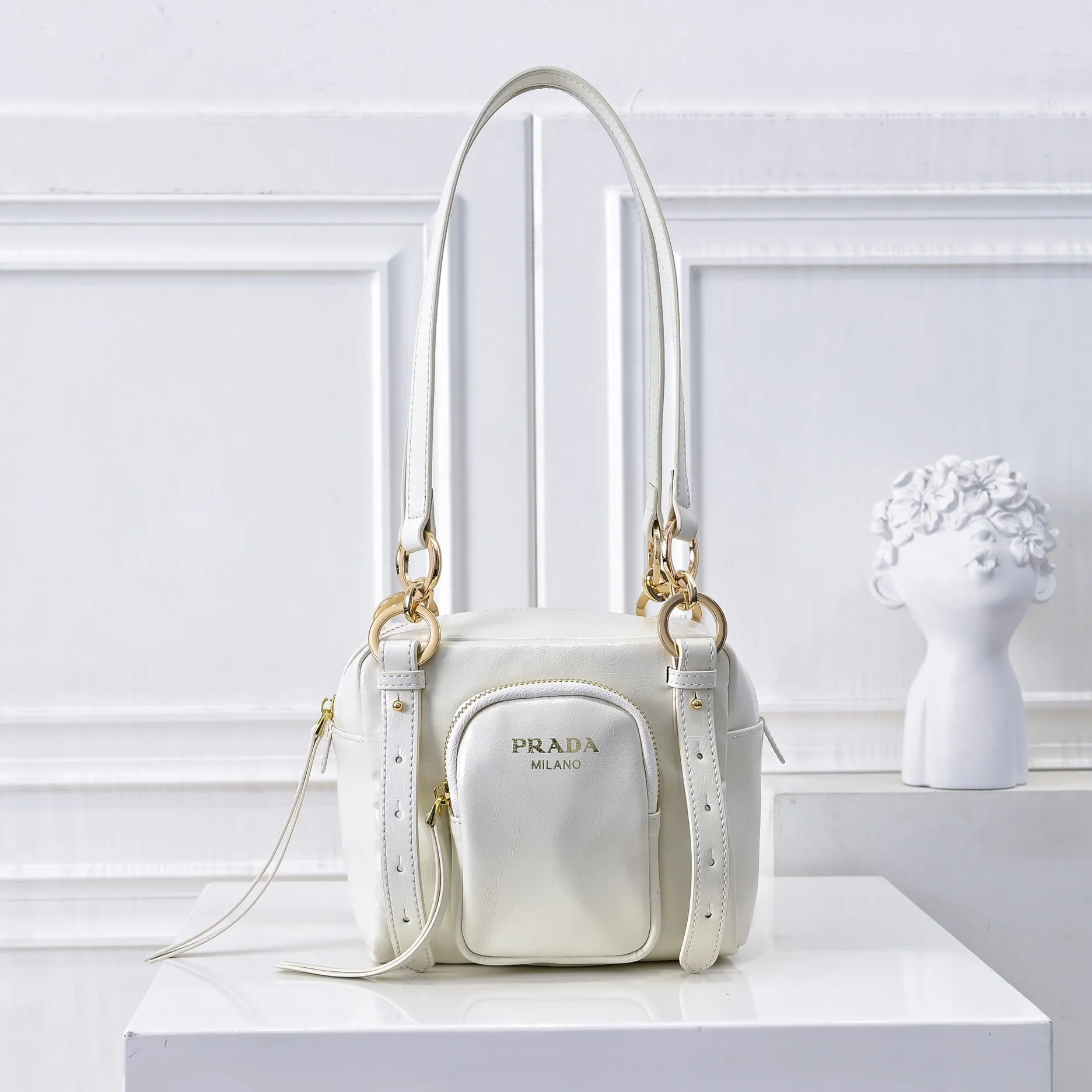 💰440￥🎉PRADA25 spring new waxed leather🎉 This new square handbag is made of soft waxed leather with a retro feel. Retro metal hardware and zipper pockets with archive elements highlight the retro charm. It has a large capacity and can be carried by hand or shoulder strap. The upper body effect is fashionable and towering. It is also a popular style that will never go out of style. Get it now🎉 Style number: 7044 Dimensions: Length 18x Height 16x Bottom 12cm🎉🎉🎉 Material: Oil-waxed cowhide