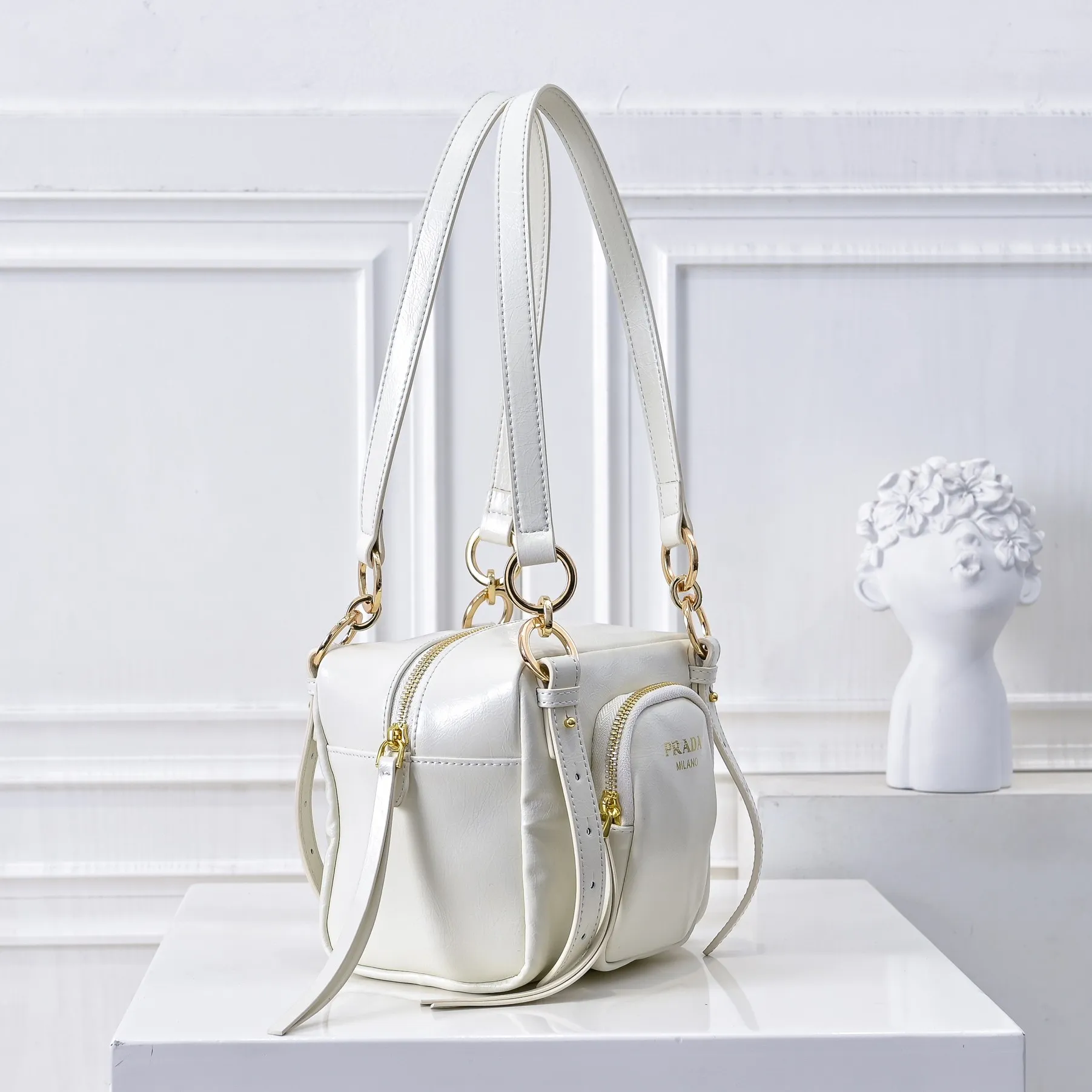 💰440￥🎉PRADA25 spring new waxed leather🎉 This new square handbag is made of soft waxed leather with a retro feel. Retro metal hardware and zipper pockets with archive elements highlight the retro charm. It has a large capacity and can be carried by hand or shoulder strap. The upper body effect is fashionable and towering. It is also a popular style that will never go out of style. Get it now🎉 Style number: 7044 Dimensions: Length 18x Height 16x Bottom 12cm🎉🎉🎉 Material: Oil-waxed cowhide
