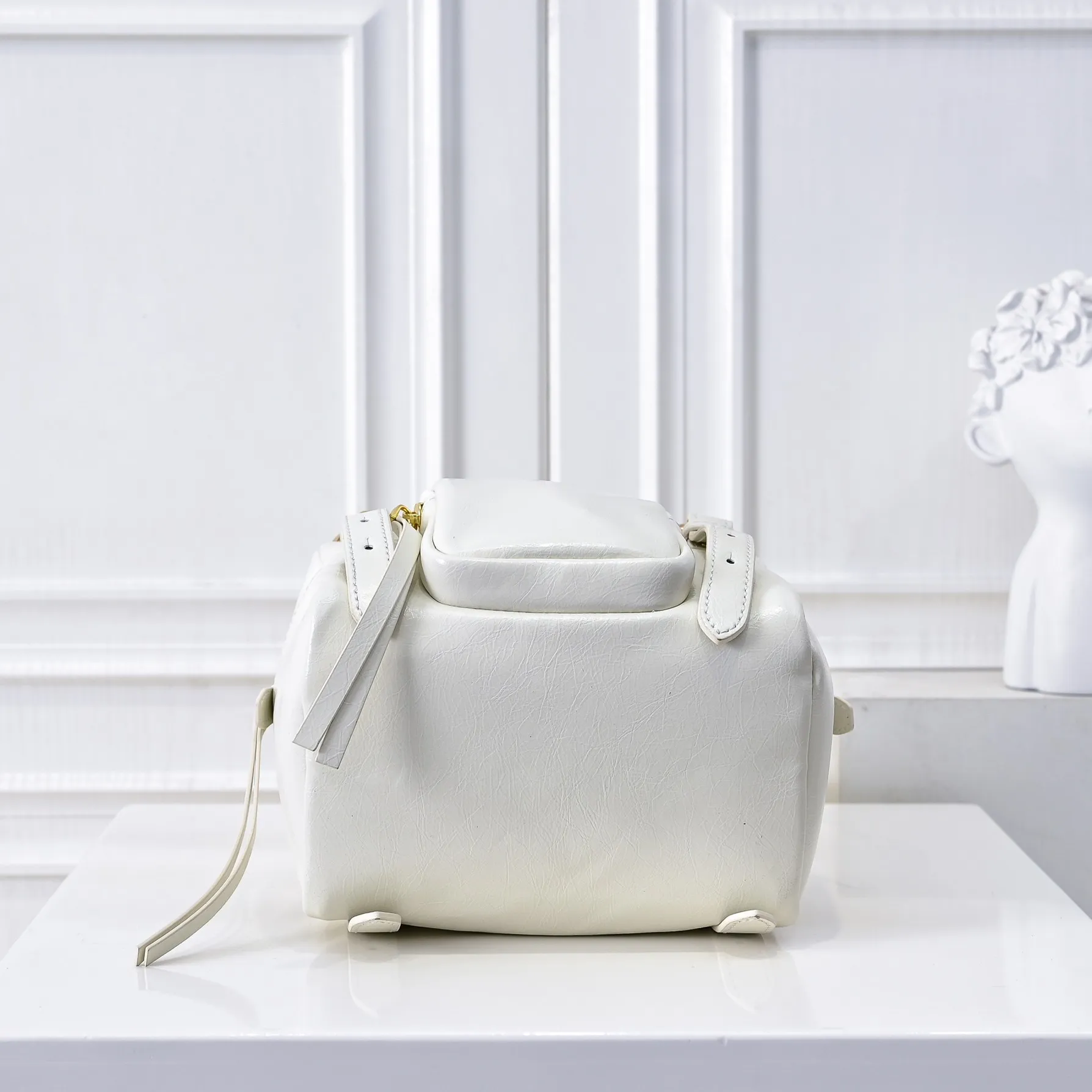 💰440￥🎉PRADA25 spring new waxed leather🎉 This new square handbag is made of soft waxed leather with a retro feel. Retro metal hardware and zipper pockets with archive elements highlight the retro charm. It has a large capacity and can be carried by hand or shoulder strap. The upper body effect is fashionable and towering. It is also a popular style that will never go out of style. Get it now🎉 Style number: 7044 Dimensions: Length 18x Height 16x Bottom 12cm🎉🎉🎉 Material: Oil-waxed cowhide