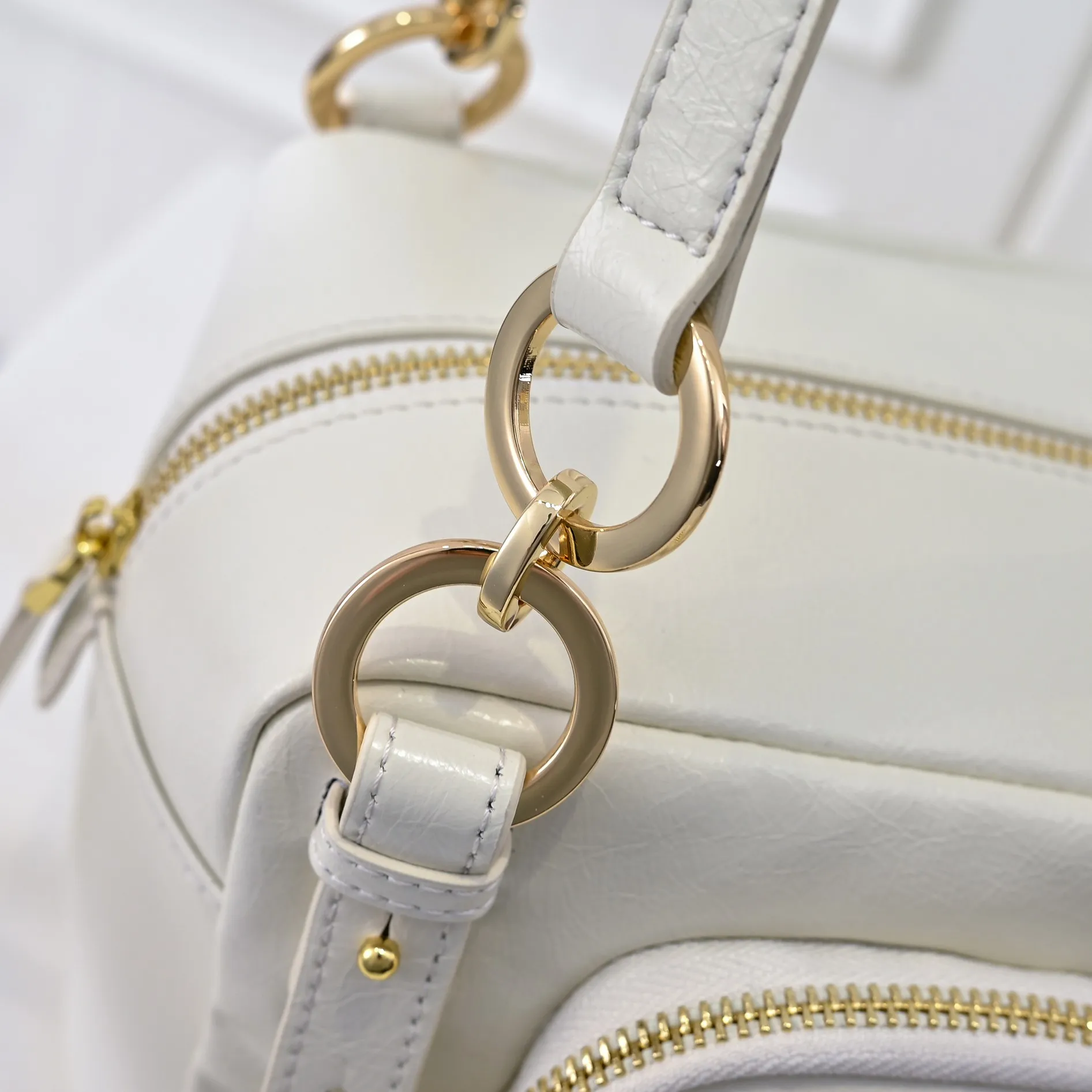 💰440￥🎉PRADA25 spring new waxed leather🎉 This new square handbag is made of soft waxed leather with a retro feel. Retro metal hardware and zipper pockets with archive elements highlight the retro charm. It has a large capacity and can be carried by hand or shoulder strap. The upper body effect is fashionable and towering. It is also a popular style that will never go out of style. Get it now🎉 Style number: 7044 Dimensions: Length 18x Height 16x Bottom 12cm🎉🎉🎉 Material: Oil-waxed cowhide