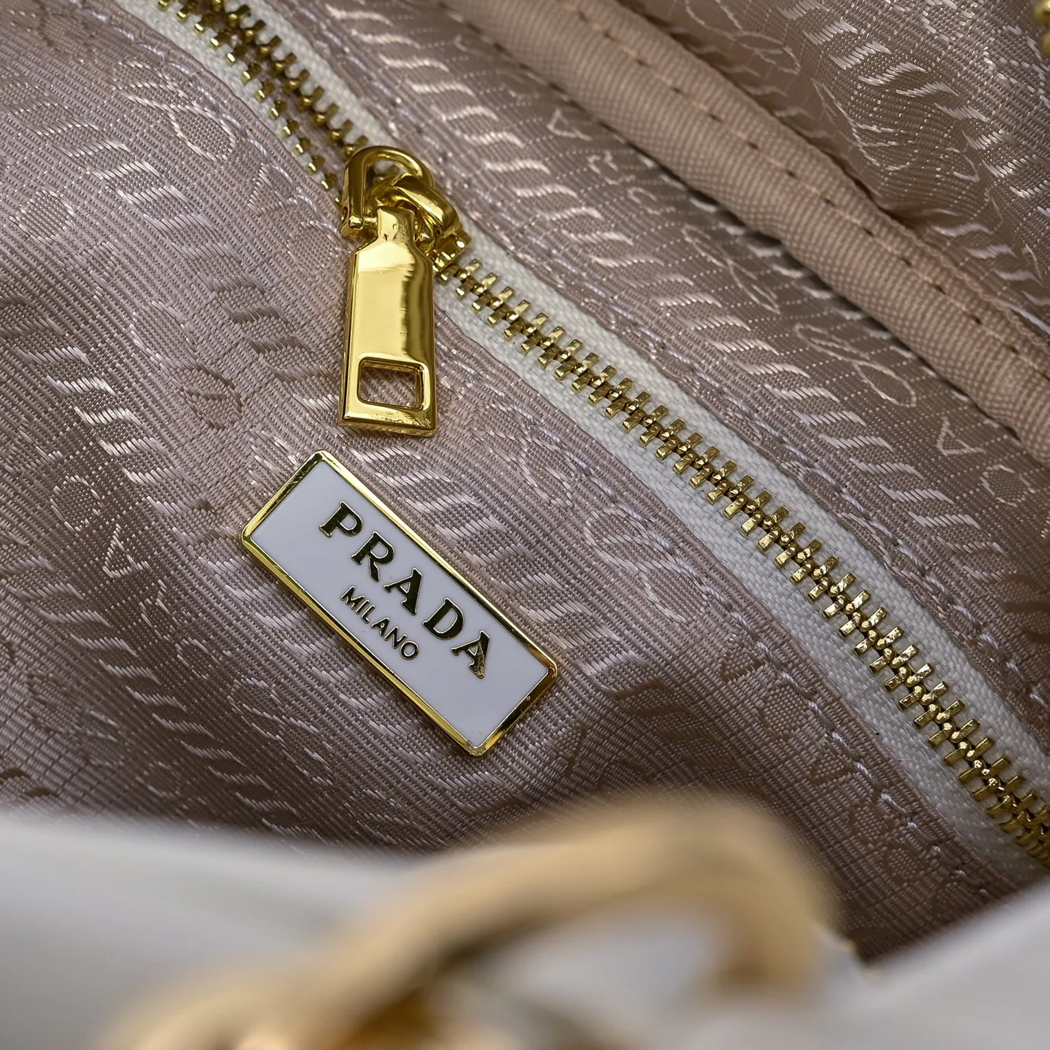 💰440￥🎉PRADA25 spring new waxed leather🎉 This new square handbag is made of soft waxed leather with a retro feel. Retro metal hardware and zipper pockets with archive elements highlight the retro charm. It has a large capacity and can be carried by hand or shoulder strap. The upper body effect is fashionable and towering. It is also a popular style that will never go out of style. Get it now🎉 Style number: 7044 Dimensions: Length 18x Height 16x Bottom 12cm🎉🎉🎉 Material: Oil-waxed cowhide