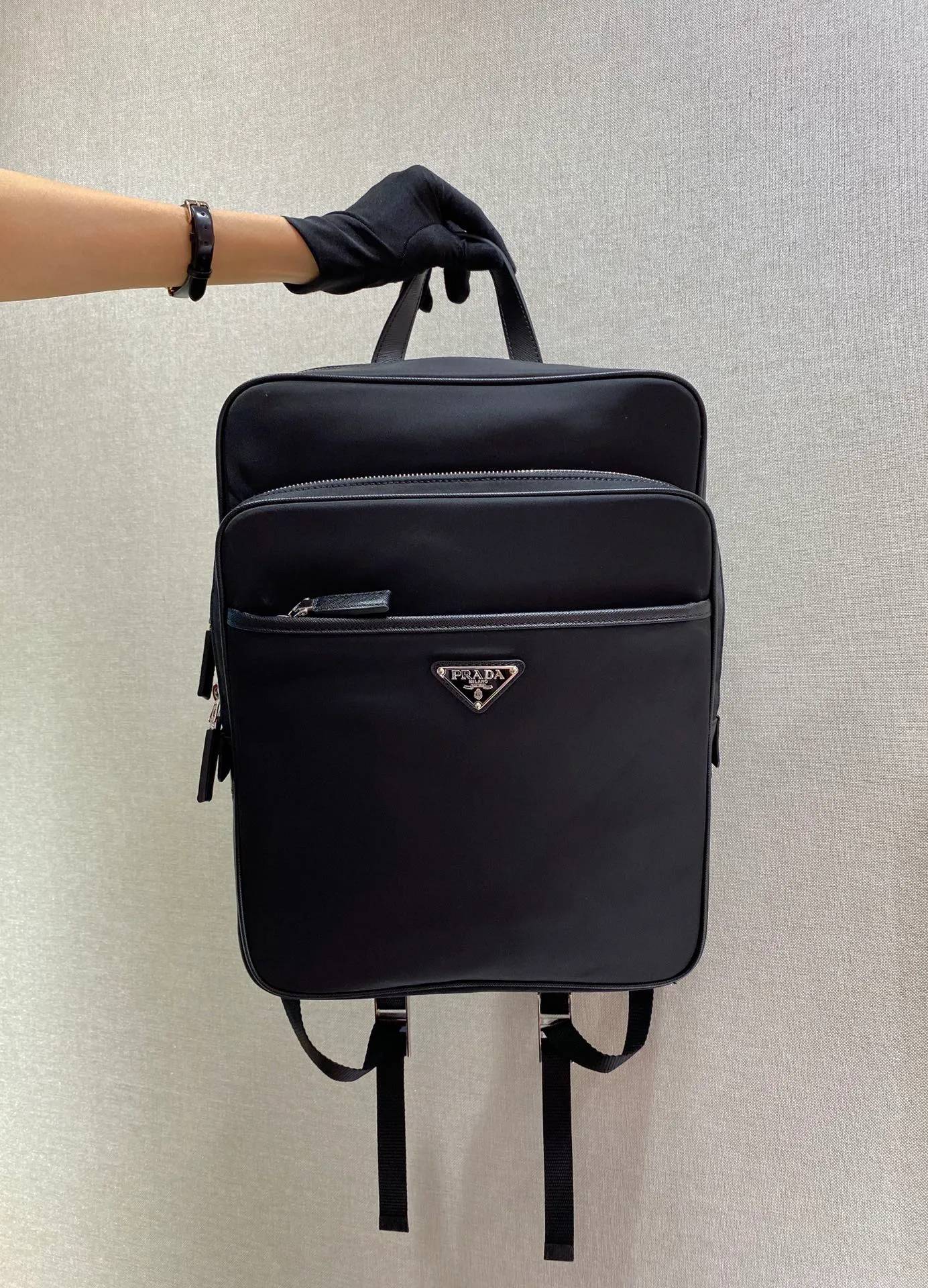 💰1260🎉New Backpack🎉2VZ064🎉This nylon backpack is equipped with multiple practical pockets and complements the modern and fashionable minimalist design. A triangular metal logo adorns it like a finishing touch. Made of nylon, trimmed with Saffiano leather, multiple zippers for external openings, top-grade hardware, many compartments, practical and elegant🙊The upper body effect is very cool👏, if you like babies, hurry up and get it, it is another backpack that will never go out of style🎉🎉 Length 26x Height 35x Bottom 12cm