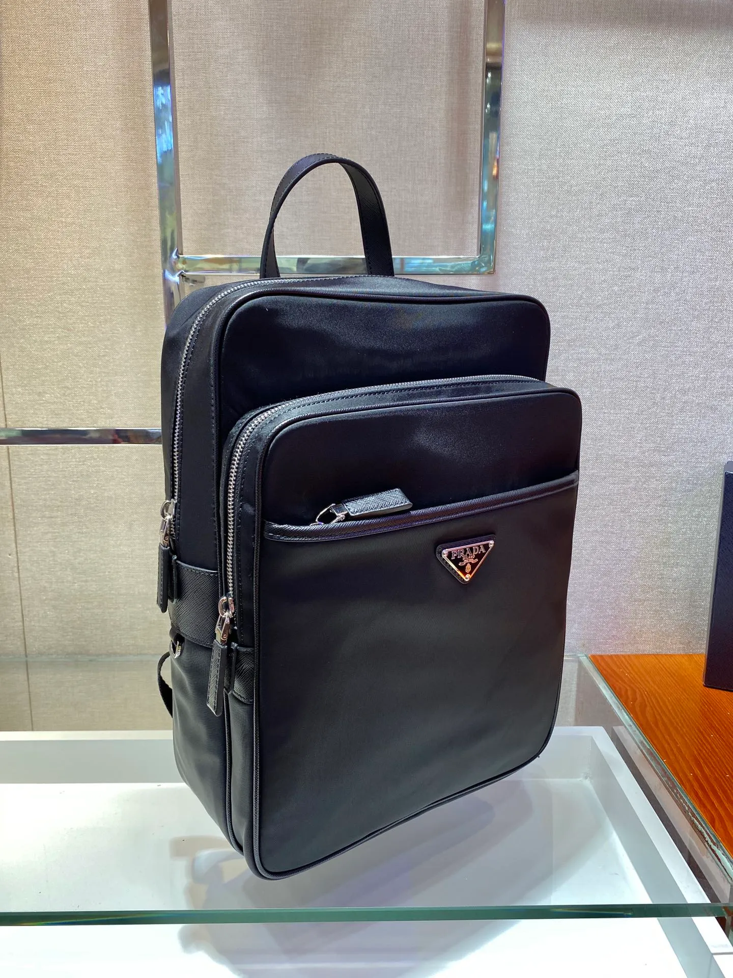 💰1260🎉New Backpack🎉2VZ064🎉This nylon backpack is equipped with multiple practical pockets and complements the modern and fashionable minimalist design. A triangular metal logo adorns it like a finishing touch. Made of nylon, trimmed with Saffiano leather, multiple zippers for external openings, top-grade hardware, many compartments, practical and elegant🙊The upper body effect is very cool👏, if you like babies, hurry up and get it, it is another backpack that will never go out of style🎉🎉 Length 26x Height 35x Bottom 12cm