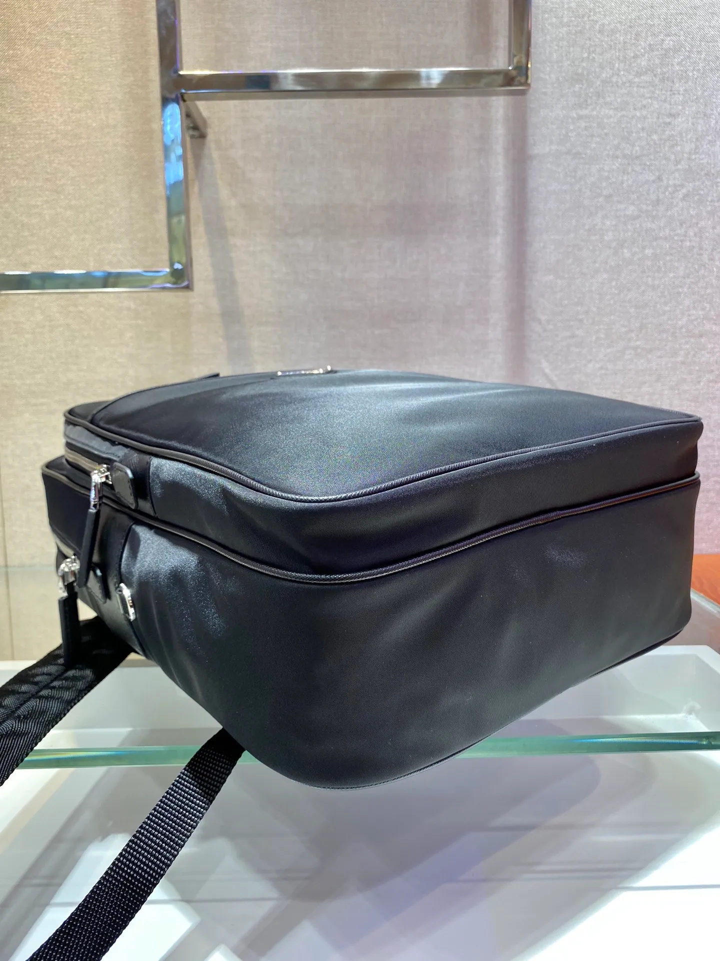 💰1260🎉New Backpack🎉2VZ064🎉This nylon backpack is equipped with multiple practical pockets and complements the modern and fashionable minimalist design. A triangular metal logo adorns it like a finishing touch. Made of nylon, trimmed with Saffiano leather, multiple zippers for external openings, top-grade hardware, many compartments, practical and elegant🙊The upper body effect is very cool👏, if you like babies, hurry up and get it, it is another backpack that will never go out of style🎉🎉 Length 26x Height 35x Bottom 12cm