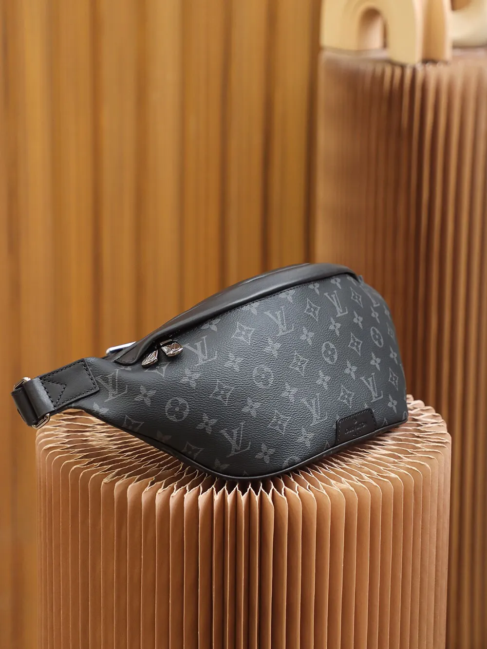 P¥920👉nfc dynamic chip version👈[Top-level inspection-free all-steel hardware] Developed by the original factory,👏👏This Discovery waist bag is made of Monogram Eclipse canvas, combining casual fashion and modern functionality. The shape is ergonomic and equipped with an adjustable strap, which can be worn around the waist, carried on the shoulder or hung casually on the chest. Zippered pockets on the front and back provide easy access to your phone, cards and keys. Monogram Eclipse coated canvas, cowhide trim, fabric lining, zipper closure, exterior pocket on the front, patch pocket on the back! ! Model: M44336; Size: 47x20x9CM