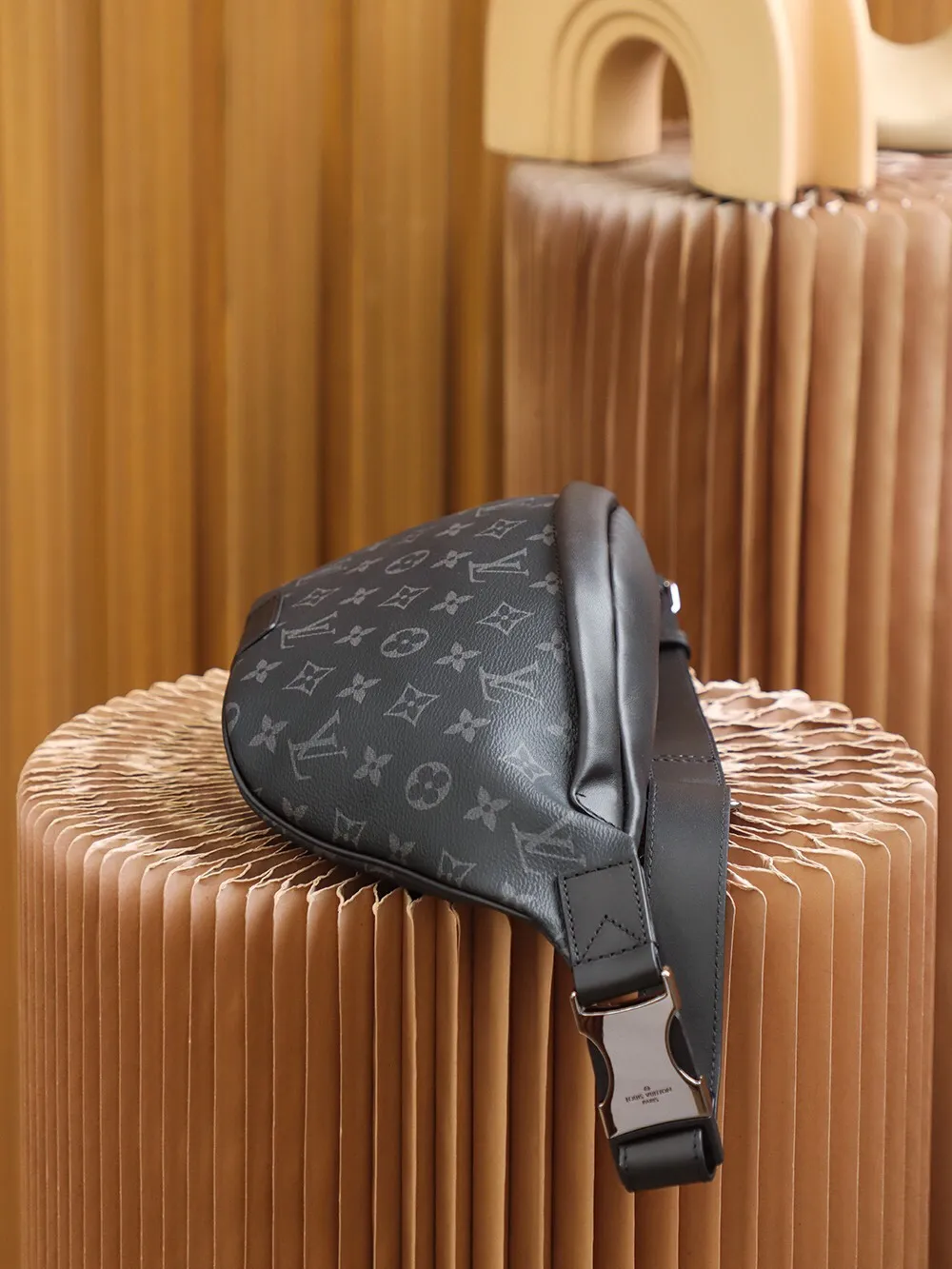 P¥920👉nfc dynamic chip version👈[Top-level inspection-free all-steel hardware] Developed by the original factory,👏👏This Discovery waist bag is made of Monogram Eclipse canvas, combining casual fashion and modern functionality. The shape is ergonomic and equipped with an adjustable strap, which can be worn around the waist, carried on the shoulder or hung casually on the chest. Zippered pockets on the front and back provide easy access to your phone, cards and keys. Monogram Eclipse coated canvas, cowhide trim, fabric lining, zipper closure, exterior pocket on the front, patch pocket on the back! ! Model: M44336; Size: 47x20x9CM