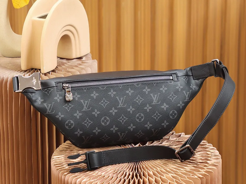 P¥920👉nfc dynamic chip version👈[Top-level inspection-free all-steel hardware] Developed by the original factory,👏👏This Discovery waist bag is made of Monogram Eclipse canvas, combining casual fashion and modern functionality. The shape is ergonomic and equipped with an adjustable strap, which can be worn around the waist, carried on the shoulder or hung casually on the chest. Zippered pockets on the front and back provide easy access to your phone, cards and keys. Monogram Eclipse coated canvas, cowhide trim, fabric lining, zipper closure, exterior pocket on the front, patch pocket on the back! ! Model: M44336; Size: 47x20x9CM