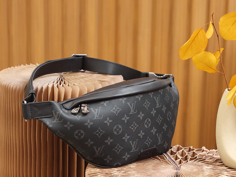 P¥920👉nfc dynamic chip version👈[Top-level inspection-free all-steel hardware] Developed by the original factory,👏👏This Discovery waist bag is made of Monogram Eclipse canvas, combining casual fashion and modern functionality. The shape is ergonomic and equipped with an adjustable strap, which can be worn around the waist, carried on the shoulder or hung casually on the chest. Zippered pockets on the front and back provide easy access to your phone, cards and keys. Monogram Eclipse coated canvas, cowhide trim, fabric lining, zipper closure, exterior pocket on the front, patch pocket on the back! ! Model: M44336; Size: 47x20x9CM