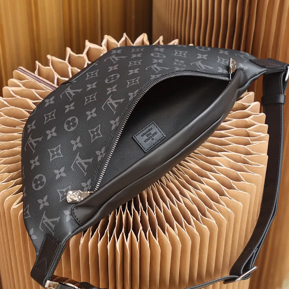 P¥920👉nfc dynamic chip version👈[Top-level inspection-free all-steel hardware] Developed by the original factory,👏👏This Discovery waist bag is made of Monogram Eclipse canvas, combining casual fashion and modern functionality. The shape is ergonomic and equipped with an adjustable strap, which can be worn around the waist, carried on the shoulder or hung casually on the chest. Zippered pockets on the front and back provide easy access to your phone, cards and keys. Monogram Eclipse coated canvas, cowhide trim, fabric lining, zipper closure, exterior pocket on the front, patch pocket on the back! ! Model: M44336; Size: 47x20x9CM