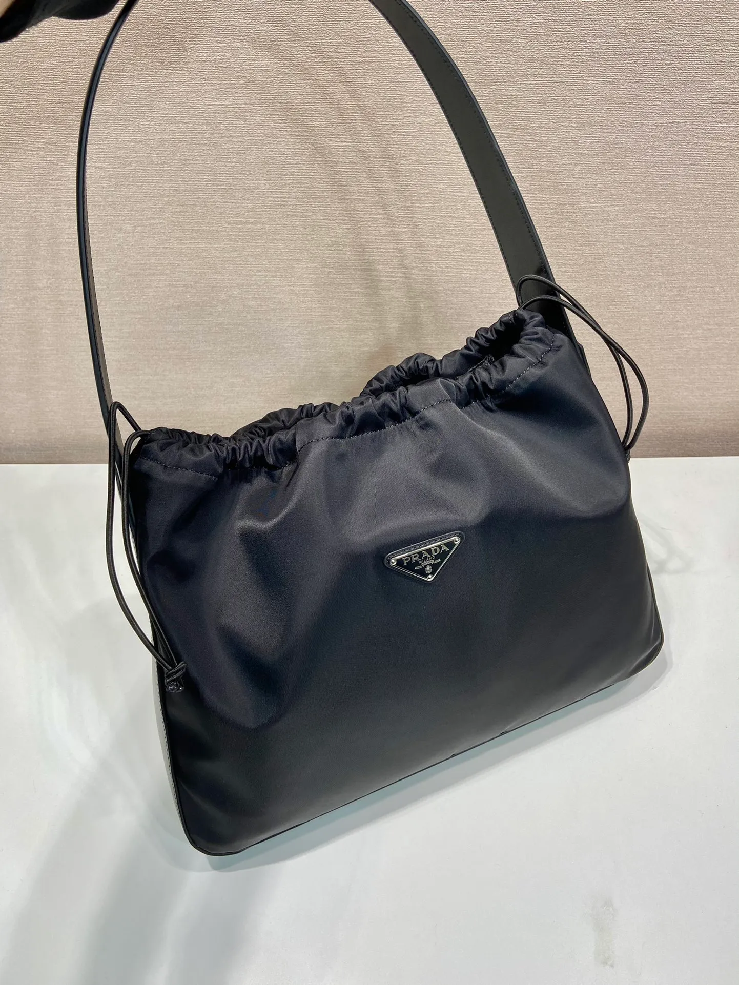 💰1120🎉Drawstring underarm bag🎉B6250 large/medium-hand bag🎉🎉 This new drawstring underarm bag is made of imported nylon fabric and calfskin. The shoulder straps and bottom/body of the bag are all calfskin. The drawstring design at the bag mouth looks extremely fashionable and beautiful. It has a large space, is simple and elegant, and is a popular middle-aged style that will never go out of style🎉🎉 Length 37x Height 30x Bottom 8cm🎉🎉🎉👏👏👏