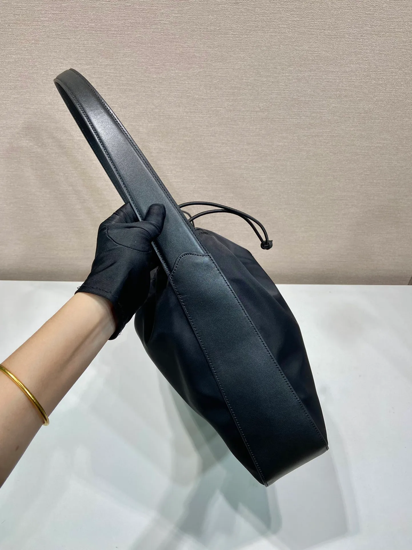 💰1120🎉Drawstring underarm bag🎉B6250 large/medium-hand bag🎉🎉 This new drawstring underarm bag is made of imported nylon fabric and calfskin. The shoulder straps and bottom/body of the bag are all calfskin. The drawstring design at the bag mouth looks extremely fashionable and beautiful. It has a large space, is simple and elegant, and is a popular middle-aged style that will never go out of style🎉🎉 Length 37x Height 30x Bottom 8cm🎉🎉🎉👏👏👏
