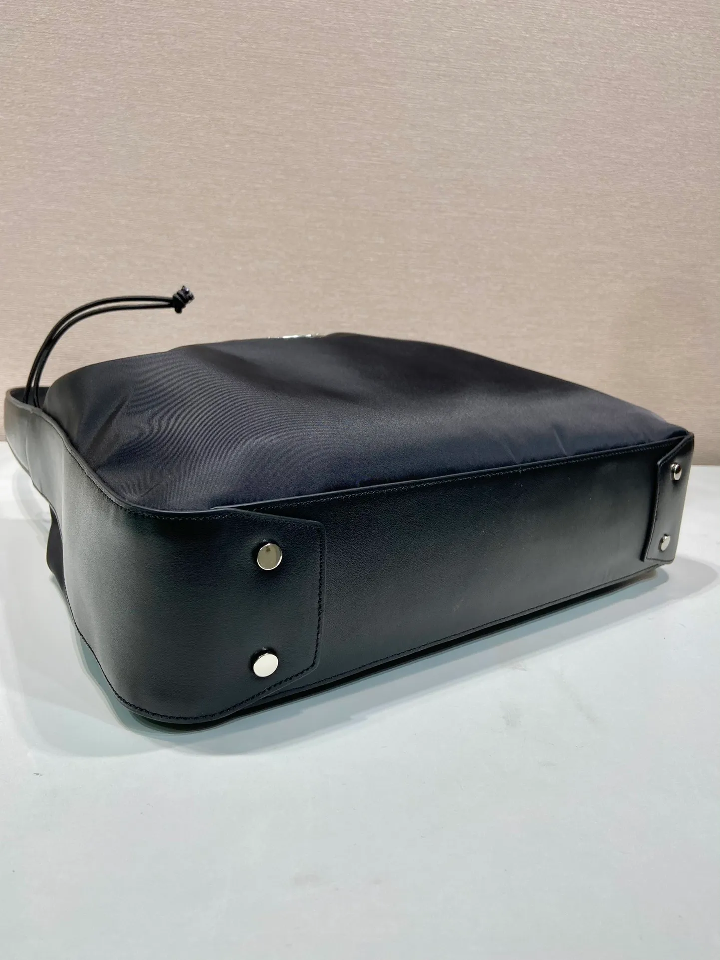 💰1120🎉Drawstring underarm bag🎉B6250 large/medium-hand bag🎉🎉 This new drawstring underarm bag is made of imported nylon fabric and calfskin. The shoulder straps and bottom/body of the bag are all calfskin. The drawstring design at the bag mouth looks extremely fashionable and beautiful. It has a large space, is simple and elegant, and is a popular middle-aged style that will never go out of style🎉🎉 Length 37x Height 30x Bottom 8cm🎉🎉🎉👏👏👏
