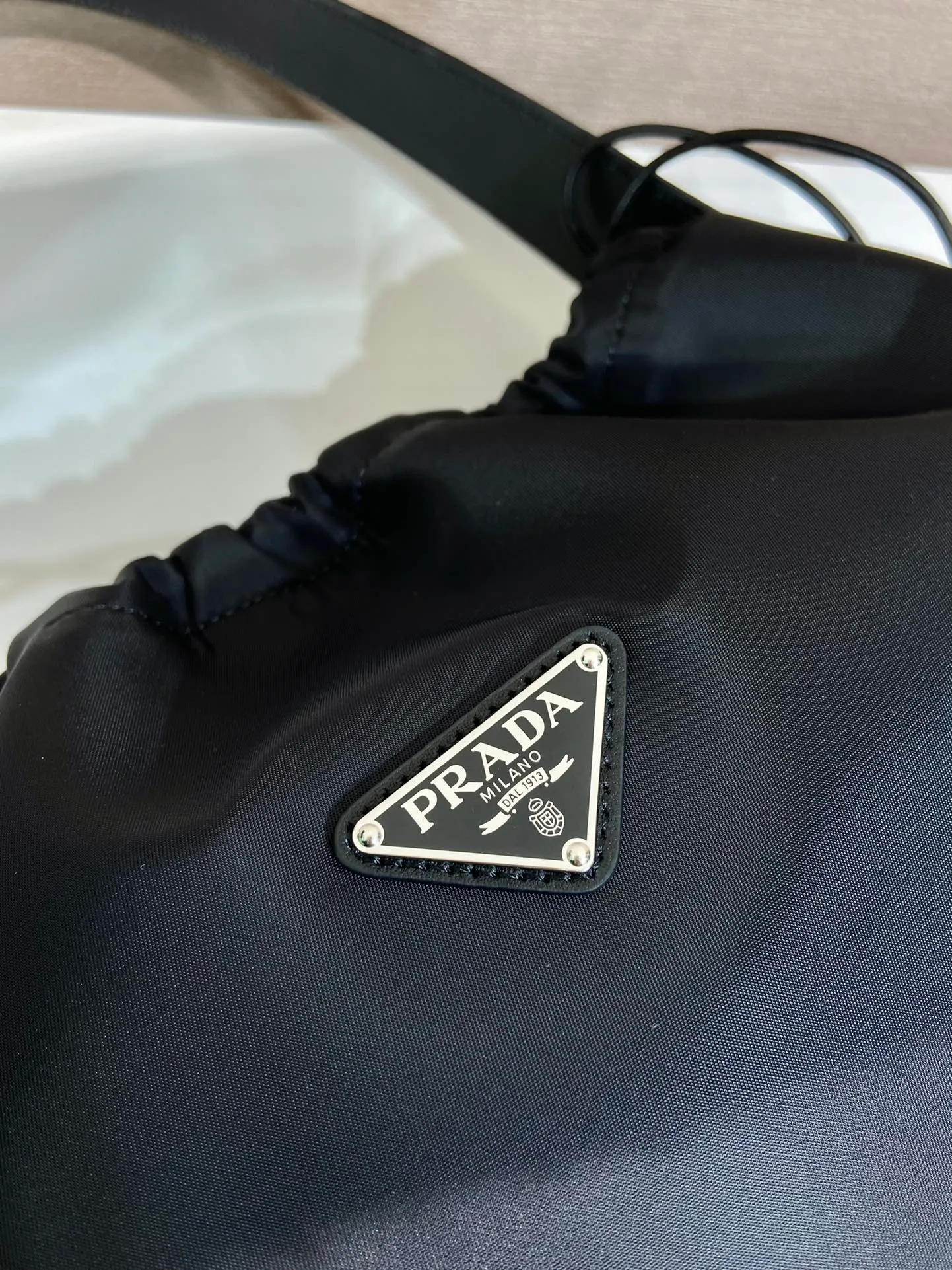 💰1120🎉Drawstring underarm bag🎉B6250 large/medium-hand bag🎉🎉 This new drawstring underarm bag is made of imported nylon fabric and calfskin. The shoulder straps and bottom/body of the bag are all calfskin. The drawstring design at the bag mouth looks extremely fashionable and beautiful. It has a large space, is simple and elegant, and is a popular middle-aged style that will never go out of style🎉🎉 Length 37x Height 30x Bottom 8cm🎉🎉🎉👏👏👏