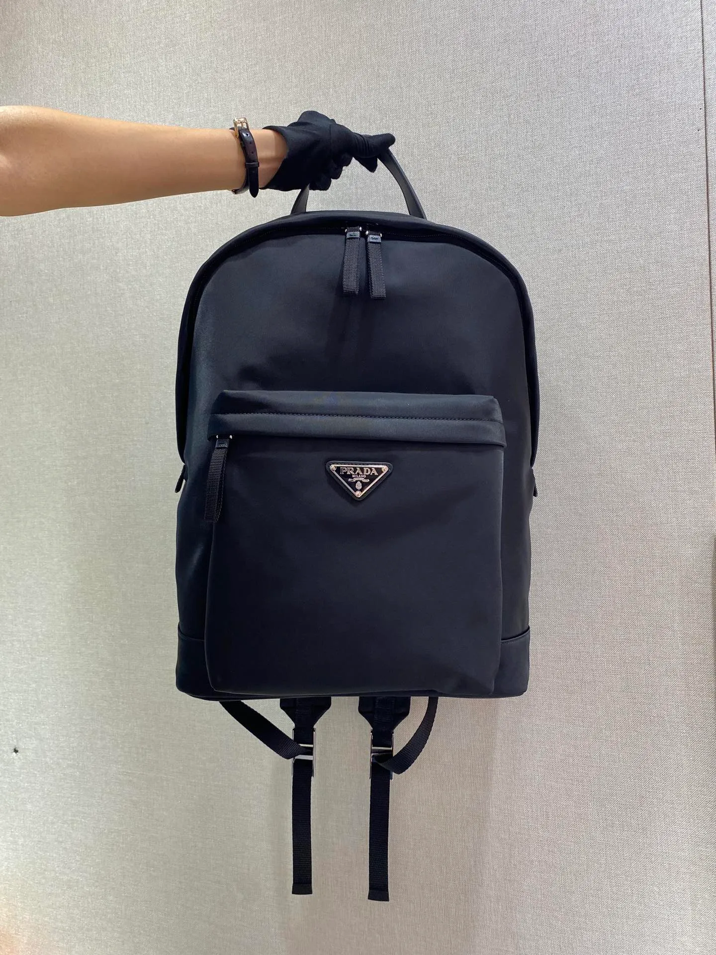 💰1260🎉New Backpack🎉The latest backpack 2V066A is made of imported Saffiano leather material and imported nylon fabric, adjustable nylon shoulder straps, and brushed metal accessories. This nylon backpack has multiple pockets and a padded back design. Lightweight and fashionable, it is also a popular style that will never go out of style. Get it now🙊🙊 Length 29x High 39x Bottom 16