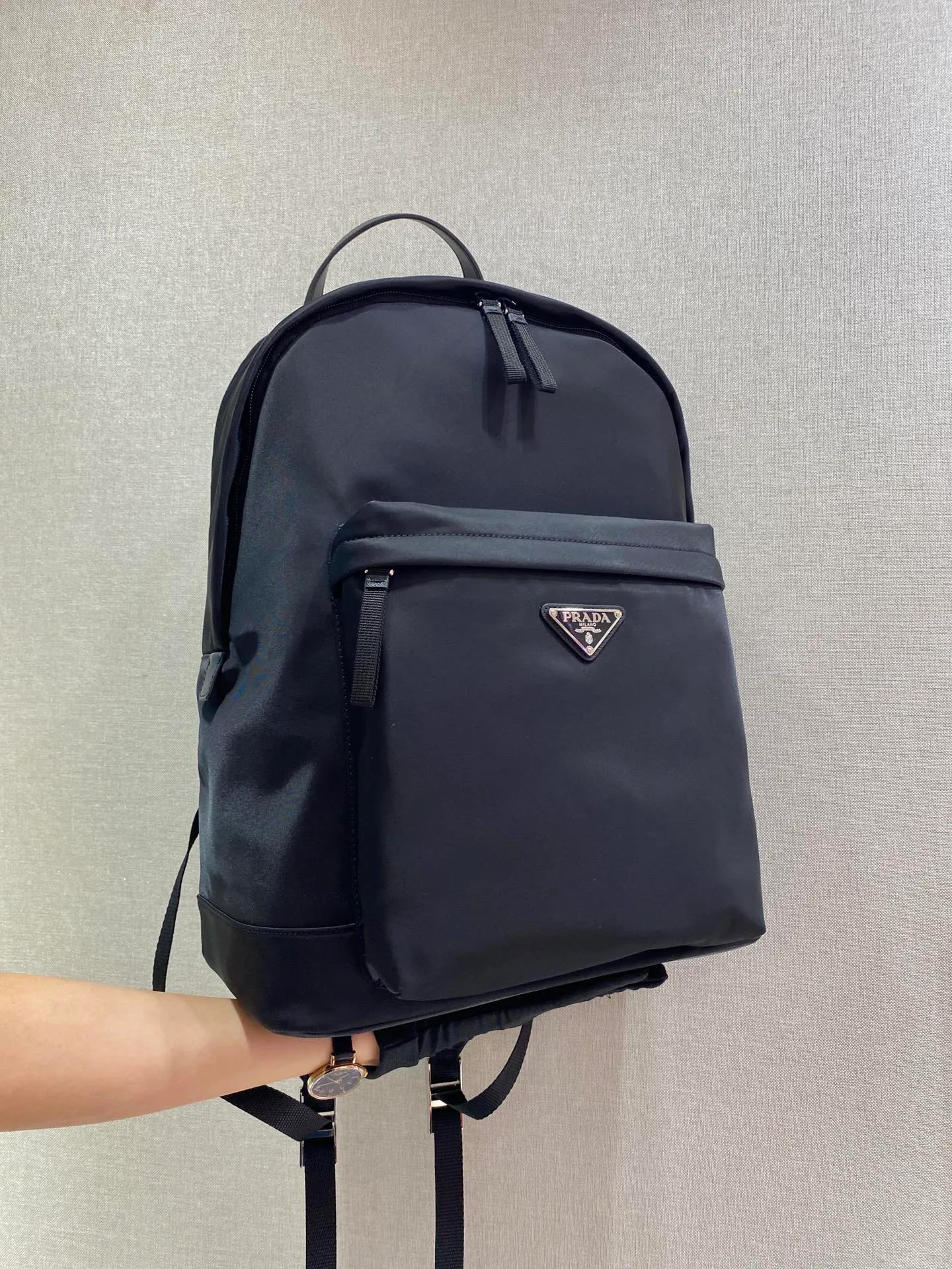 💰1260🎉New Backpack🎉The latest backpack 2V066A is made of imported Saffiano leather material and imported nylon fabric, adjustable nylon shoulder straps, and brushed metal accessories. This nylon backpack has multiple pockets and a padded back design. Lightweight and fashionable, it is also a popular style that will never go out of style. Get it now🙊🙊 Length 29x High 39x Bottom 16