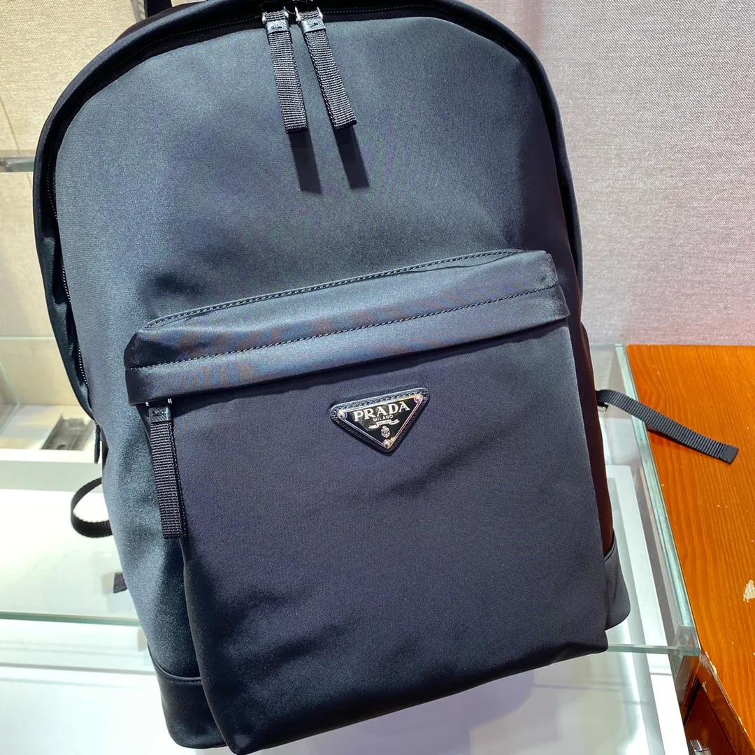 💰1260🎉New Backpack🎉The latest backpack 2V066A is made of imported Saffiano leather material and imported nylon fabric, adjustable nylon shoulder straps, and brushed metal accessories. This nylon backpack has multiple pockets and a padded back design. Lightweight and fashionable, it is also a popular style that will never go out of style. Get it now🙊🙊 Length 29x High 39x Bottom 16