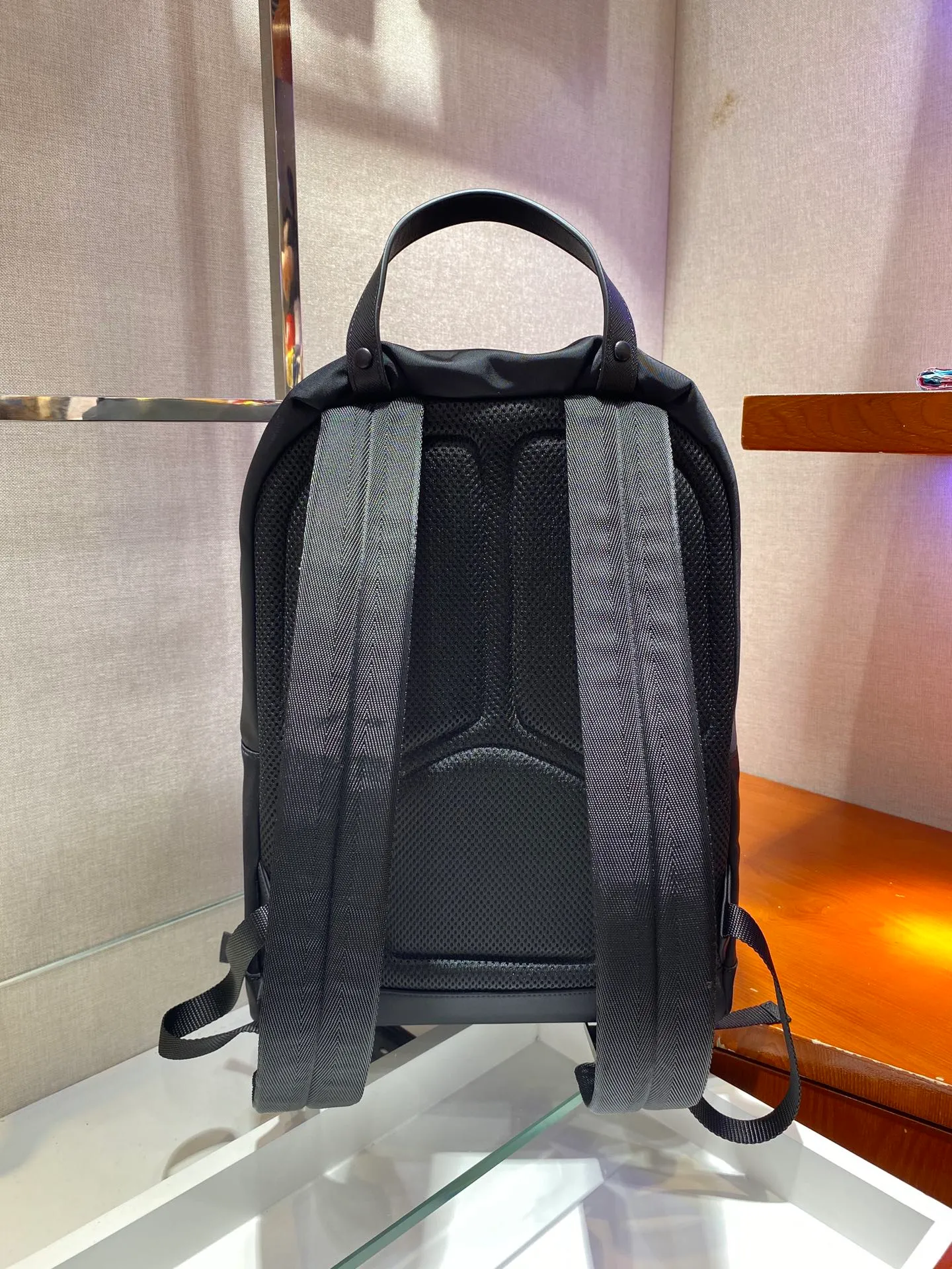 💰1260🎉New Backpack🎉The latest backpack 2V066A is made of imported Saffiano leather material and imported nylon fabric, adjustable nylon shoulder straps, and brushed metal accessories. This nylon backpack has multiple pockets and a padded back design. Lightweight and fashionable, it is also a popular style that will never go out of style. Get it now🙊🙊 Length 29x High 39x Bottom 16