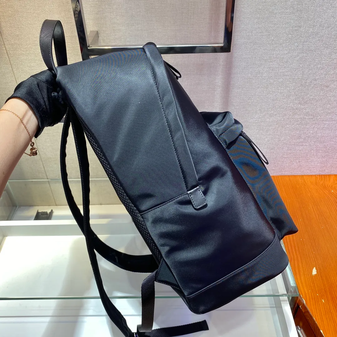 💰1260🎉New Backpack🎉The latest backpack 2V066A is made of imported Saffiano leather material and imported nylon fabric, adjustable nylon shoulder straps, and brushed metal accessories. This nylon backpack has multiple pockets and a padded back design. Lightweight and fashionable, it is also a popular style that will never go out of style. Get it now🙊🙊 Length 29x High 39x Bottom 16