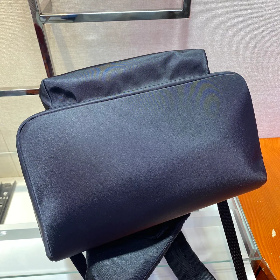 💰1260🎉New Backpack🎉The latest backpack 2V066A is made of imported Saffiano leather material and imported nylon fabric, adjustable nylon shoulder straps, and brushed metal accessories. This nylon backpack has multiple pockets and a padded back design. Lightweight and fashionable, it is also a popular style that will never go out of style. Get it now🙊🙊 Length 29x High 39x Bottom 16