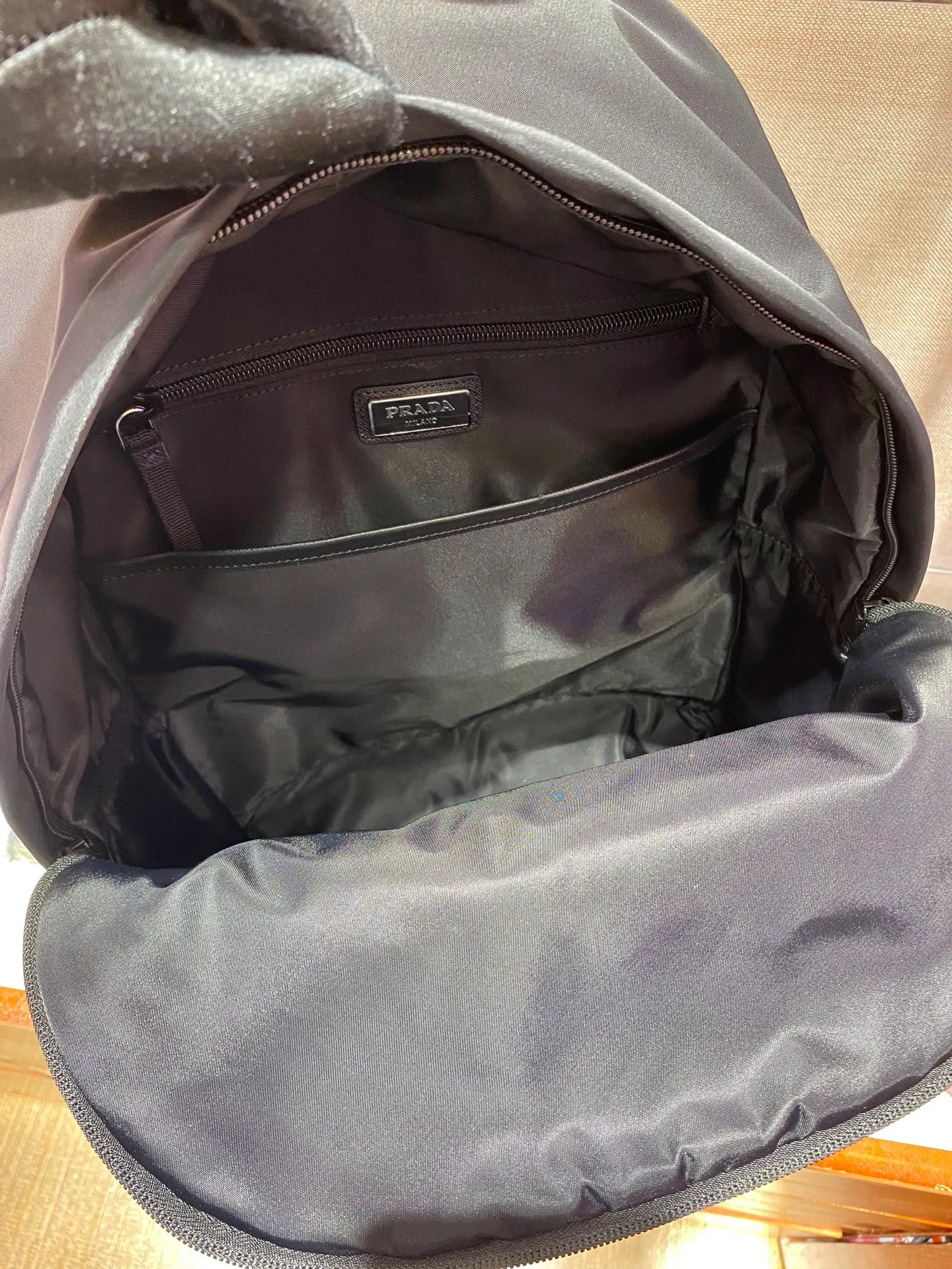 💰1260🎉New Backpack🎉The latest backpack 2V066A is made of imported Saffiano leather material and imported nylon fabric, adjustable nylon shoulder straps, and brushed metal accessories. This nylon backpack has multiple pockets and a padded back design. Lightweight and fashionable, it is also a popular style that will never go out of style. Get it now🙊🙊 Length 29x High 39x Bottom 16