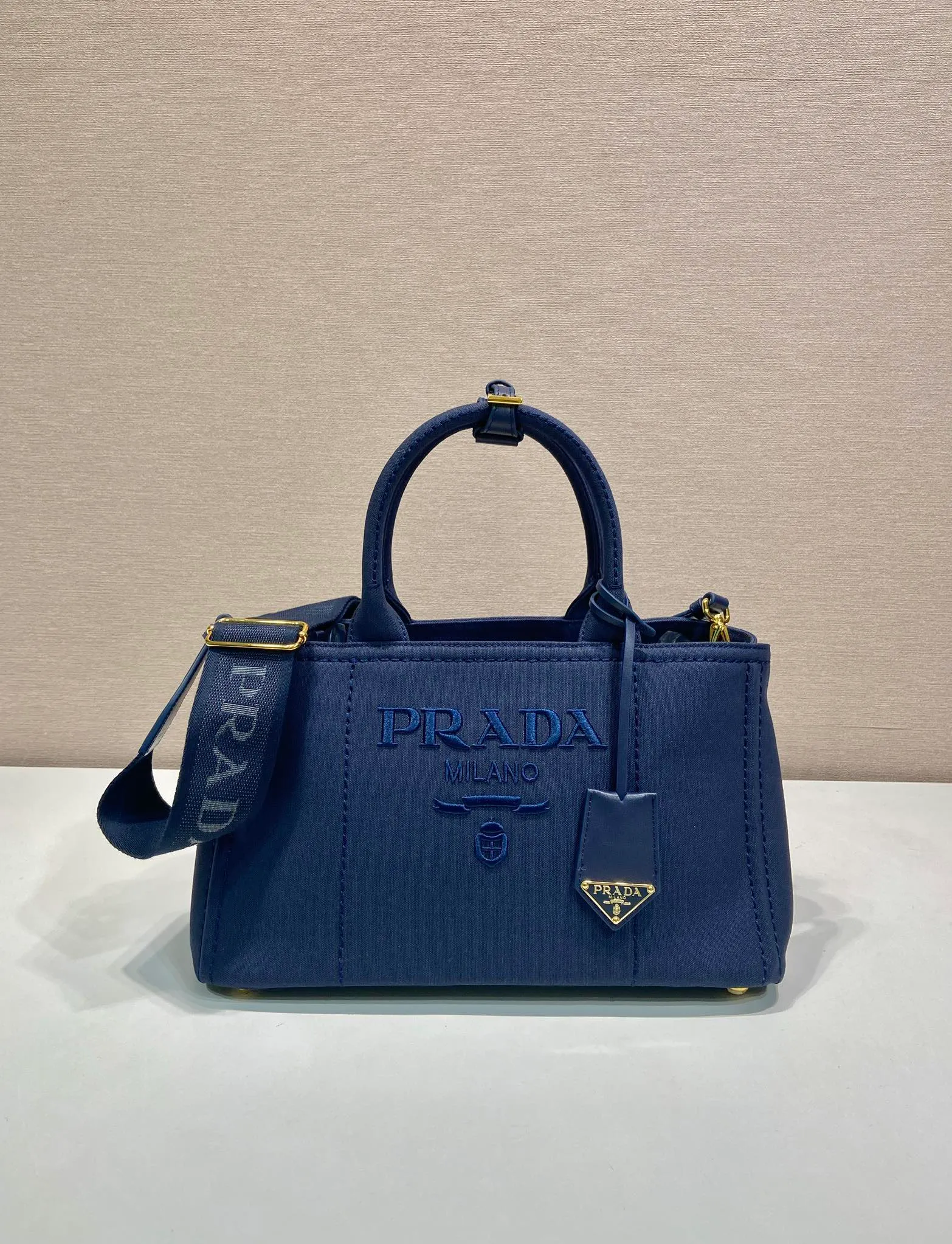 💰1200🎉New handbag🎉1BG554 medium size🎉🎉 Inspired by the timeless elements of nautical style, this mini handbag reinterprets the classic style. Made of cotton canvas with leather trim for a sophisticated and versatile look. Canvas handle, detachable and adjustable logo-printed woven shoulder strap, detachable leather keychain, can be carried by hand or on the shoulder, large capacity, so beautiful, another timeless and popular item🎉🎉worth owning🎉🎉 Length 33x Height 20x Bottom 18cm🎉🎉🎉💰💰💰