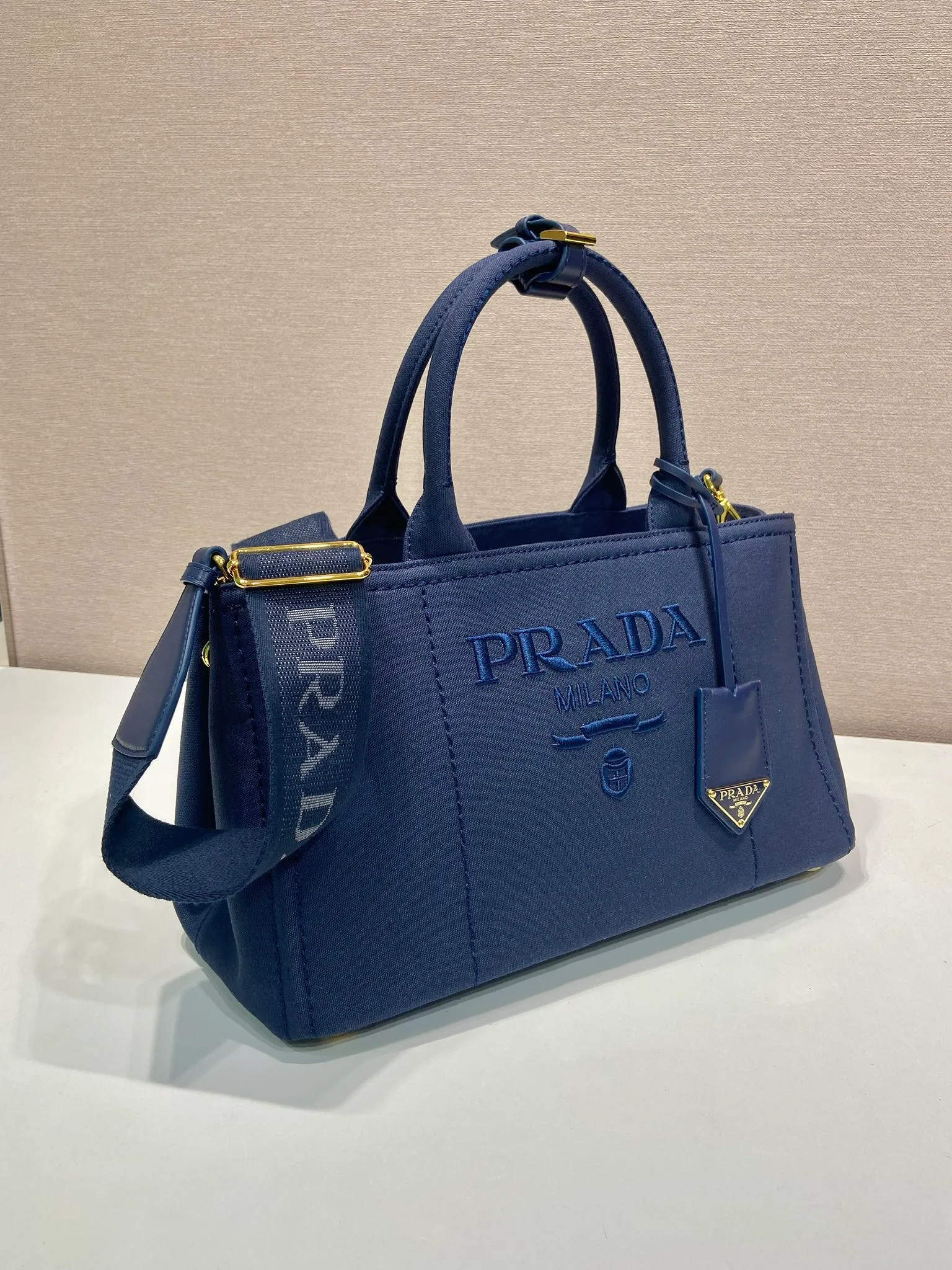 💰1200🎉New handbag🎉1BG554 medium size🎉🎉 Inspired by the timeless elements of nautical style, this mini handbag reinterprets the classic style. Made of cotton canvas with leather trim for a sophisticated and versatile look. Canvas handle, detachable and adjustable logo-printed woven shoulder strap, detachable leather keychain, can be carried by hand or on the shoulder, large capacity, so beautiful, another timeless and popular item🎉🎉worth owning🎉🎉 Length 33x Height 20x Bottom 18cm🎉🎉🎉💰💰💰