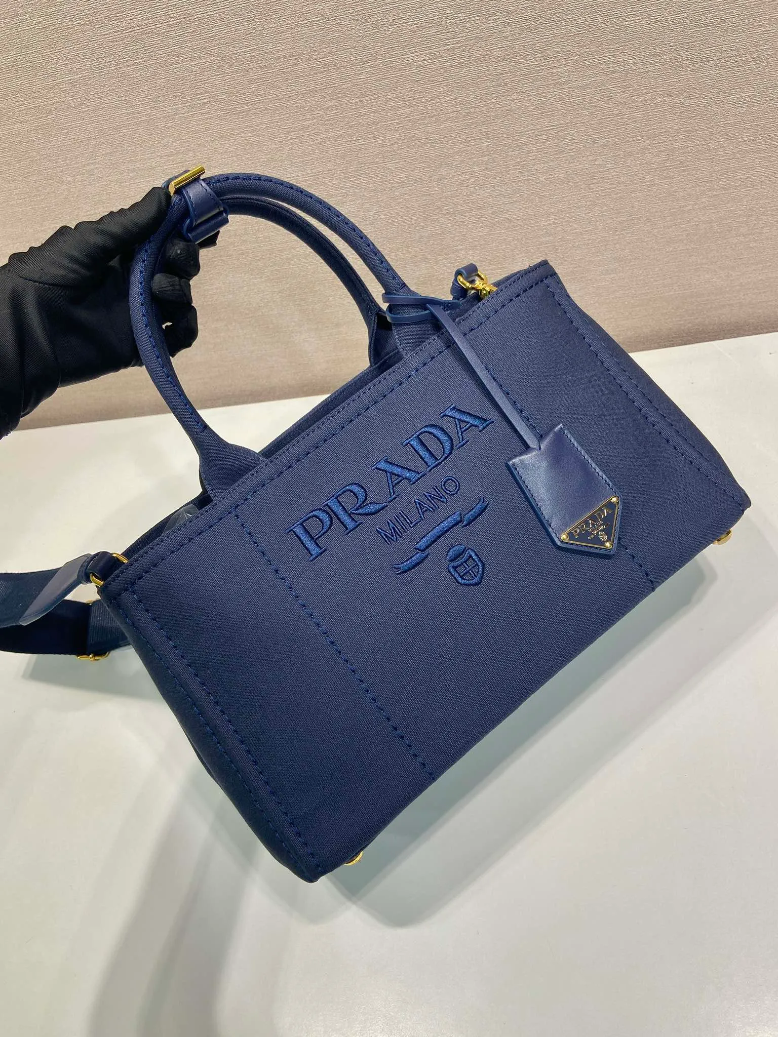 💰1200🎉New handbag🎉1BG554 medium size🎉🎉 Inspired by the timeless elements of nautical style, this mini handbag reinterprets the classic style. Made of cotton canvas with leather trim for a sophisticated and versatile look. Canvas handle, detachable and adjustable logo-printed woven shoulder strap, detachable leather keychain, can be carried by hand or on the shoulder, large capacity, so beautiful, another timeless and popular item🎉🎉worth owning🎉🎉 Length 33x Height 20x Bottom 18cm🎉🎉🎉💰💰💰