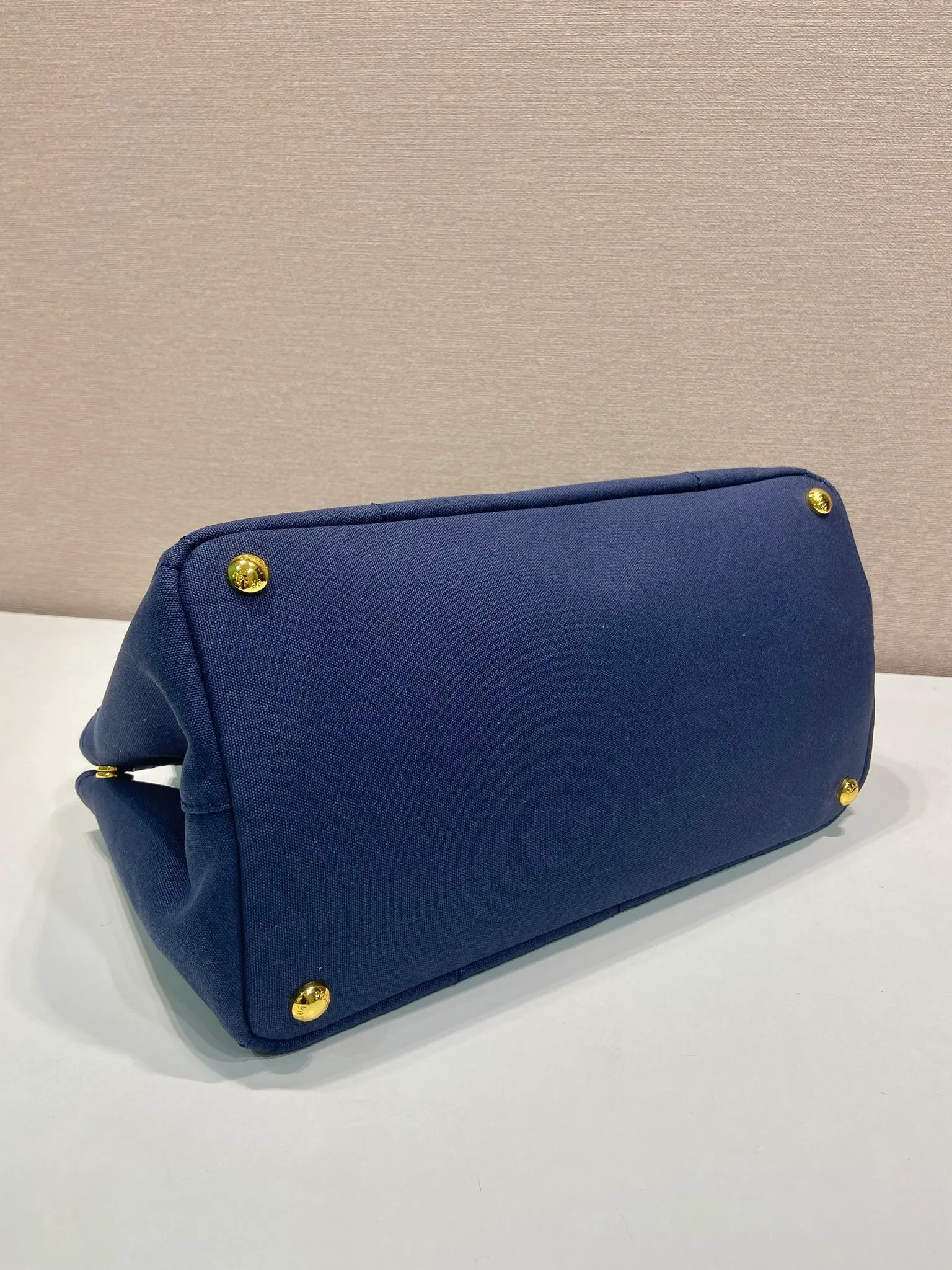 💰1200🎉New handbag🎉1BG554 medium size🎉🎉 Inspired by the timeless elements of nautical style, this mini handbag reinterprets the classic style. Made of cotton canvas with leather trim for a sophisticated and versatile look. Canvas handle, detachable and adjustable logo-printed woven shoulder strap, detachable leather keychain, can be carried by hand or on the shoulder, large capacity, so beautiful, another timeless and popular item🎉🎉worth owning🎉🎉 Length 33x Height 20x Bottom 18cm🎉🎉🎉💰💰💰