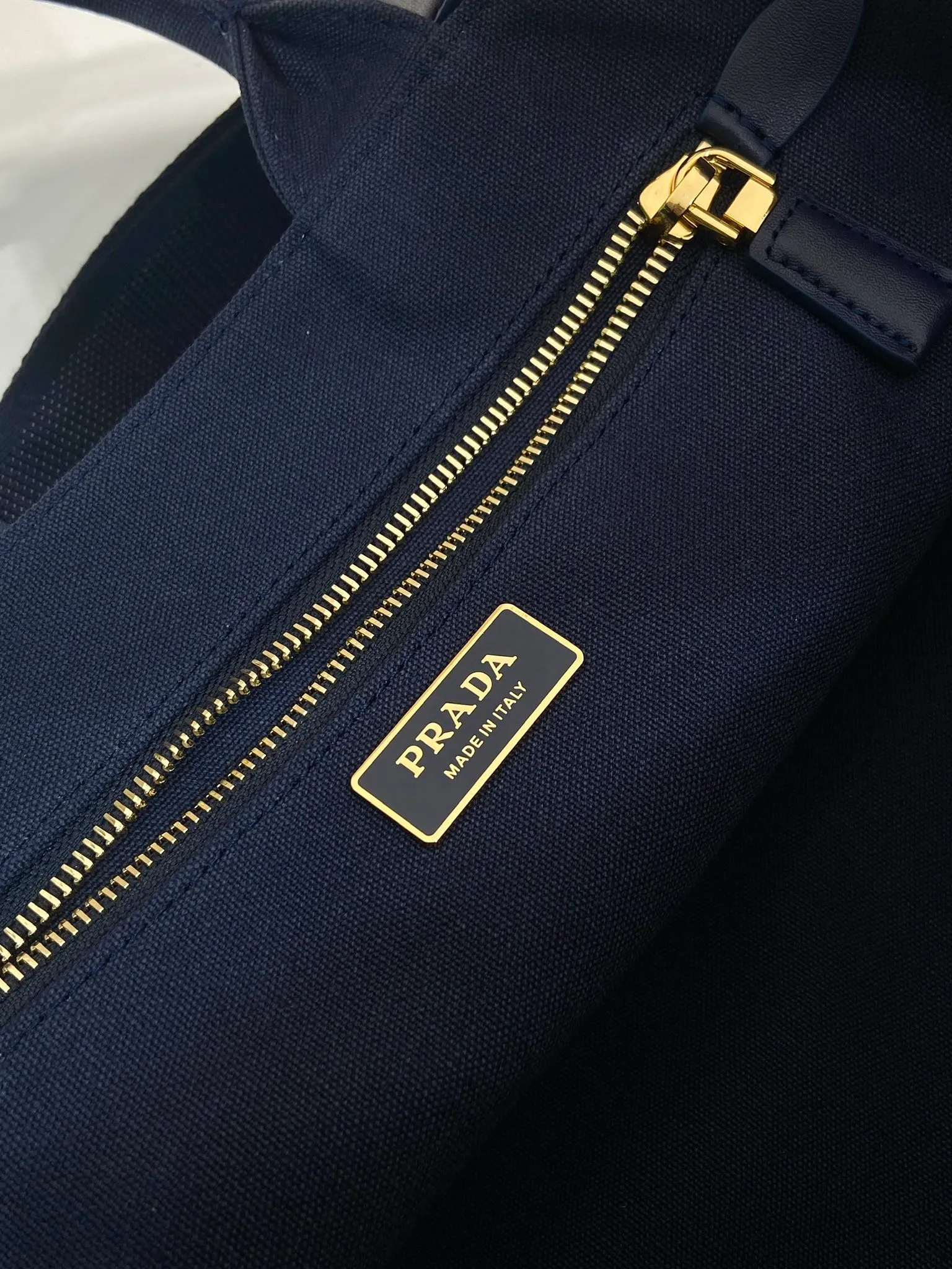 💰1200🎉New handbag🎉1BG554 medium size🎉🎉 Inspired by the timeless elements of nautical style, this mini handbag reinterprets the classic style. Made of cotton canvas with leather trim for a sophisticated and versatile look. Canvas handle, detachable and adjustable logo-printed woven shoulder strap, detachable leather keychain, can be carried by hand or on the shoulder, large capacity, so beautiful, another timeless and popular item🎉🎉worth owning🎉🎉 Length 33x Height 20x Bottom 18cm🎉🎉🎉💰💰💰
