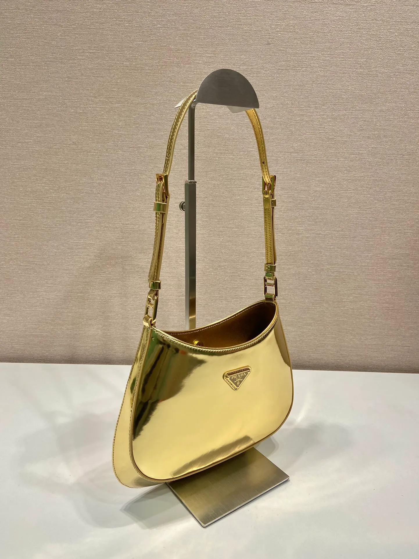 💰1260🎉New armpit bag🎉🎉1BC169🎉🎉 This Cheo shoulder bag is made of imported glossy cowhide and equipped with 2 interchangeable leather shoulder straps for easy shoulder/cross-body design, giving it a refined charm. The special-shaped bag design is cool and fashionable. It has enough capacity and can be packed easily. It’s perfect🎉If you like babies, hurry up and get it🎉🎉Another popular style that will never go out of style🎉🎉 Length 22x Height 18.5x Bottom 4.5cm🎉🎉🎉