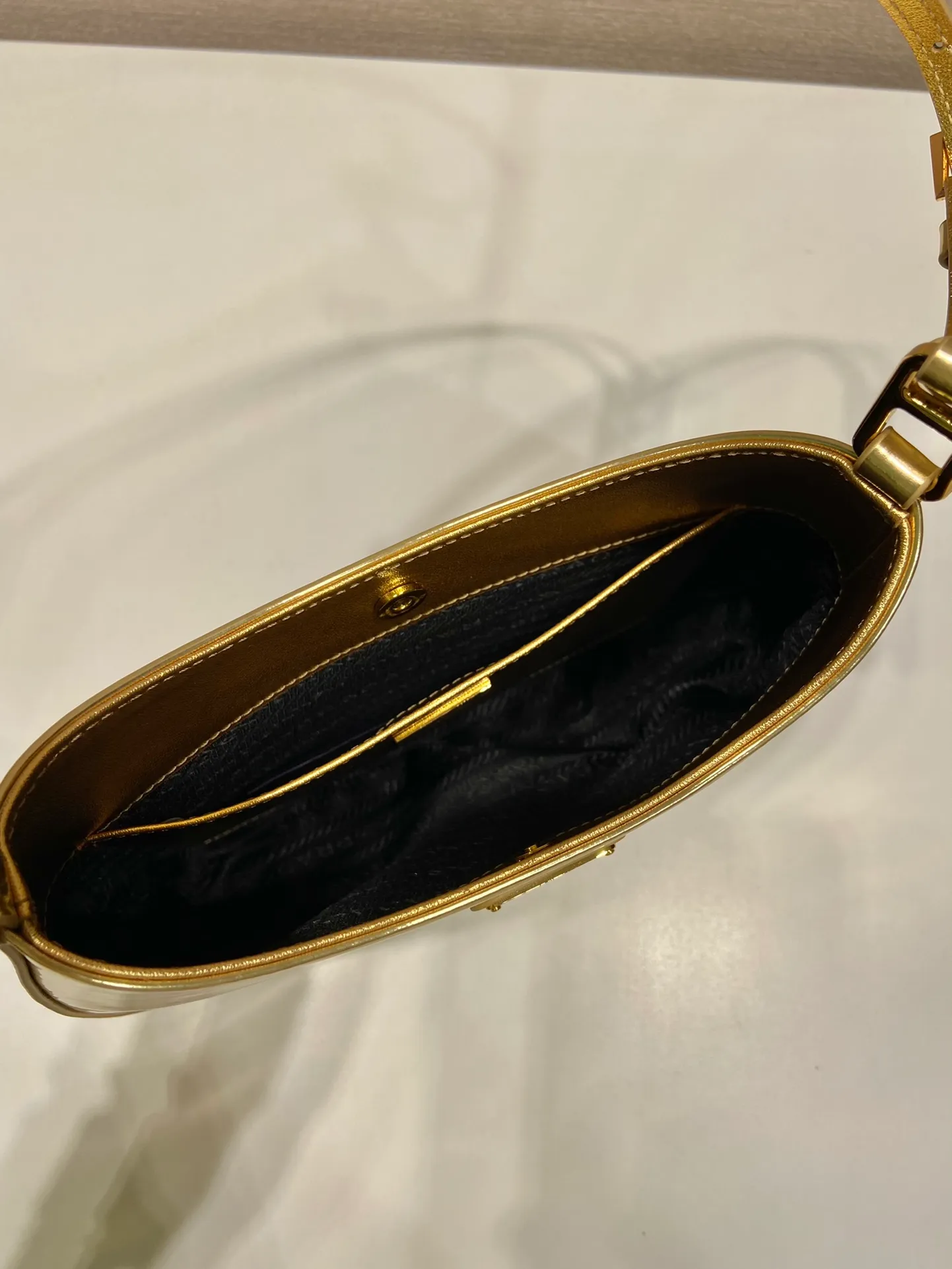 💰1260🎉New armpit bag🎉🎉1BC169🎉🎉 This Cheo shoulder bag is made of imported glossy cowhide and equipped with 2 interchangeable leather shoulder straps for easy shoulder/cross-body design, giving it a refined charm. The special-shaped bag design is cool and fashionable. It has enough capacity and can be packed easily. It’s perfect🎉If you like babies, hurry up and get it🎉🎉Another popular style that will never go out of style🎉🎉 Length 22x Height 18.5x Bottom 4.5cm🎉🎉🎉