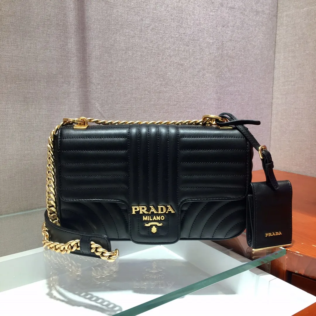 💰1800🎉Classic New Style🎉1BD108 New Style Arrival👏👏 Made of imported embroidered calfskin, top-grade hardware👍👍This new Diagramme medium leather handbag has an elegant silhouette, with a unique iconic stitched embossed pattern, and a coin pocket with flap closure, making it unique. Metal details such as the sliding shoulder strap and engraved logo highlight the design style, classic and fashionable, length 24x height 14x base 6cm