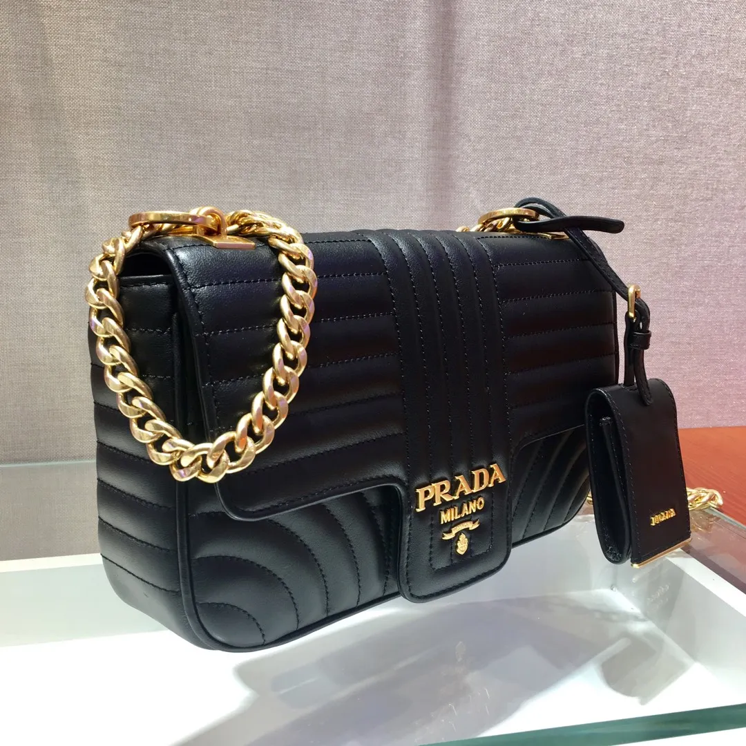 💰1800🎉Classic New Style🎉1BD108 New Style Arrival👏👏 Made of imported embroidered calfskin, top-grade hardware👍👍This new Diagramme medium leather handbag has an elegant silhouette, with a unique iconic stitched embossed pattern, and a coin pocket with flap closure, making it unique. Metal details such as the sliding shoulder strap and engraved logo highlight the design style, classic and fashionable, length 24x height 14x base 6cm