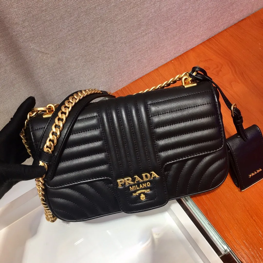 💰1800🎉Classic New Style🎉1BD108 New Style Arrival👏👏 Made of imported embroidered calfskin, top-grade hardware👍👍This new Diagramme medium leather handbag has an elegant silhouette, with a unique iconic stitched embossed pattern, and a coin pocket with flap closure, making it unique. Metal details such as the sliding shoulder strap and engraved logo highlight the design style, classic and fashionable, length 24x height 14x base 6cm