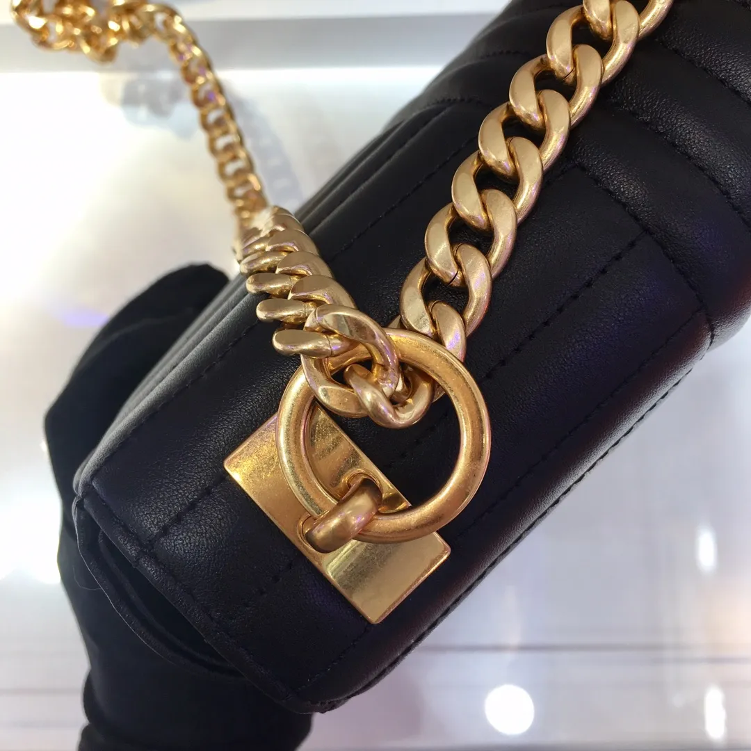 💰1800🎉Classic New Style🎉1BD108 New Style Arrival👏👏 Made of imported embroidered calfskin, top-grade hardware👍👍This new Diagramme medium leather handbag has an elegant silhouette, with a unique iconic stitched embossed pattern, and a coin pocket with flap closure, making it unique. Metal details such as the sliding shoulder strap and engraved logo highlight the design style, classic and fashionable, length 24x height 14x base 6cm