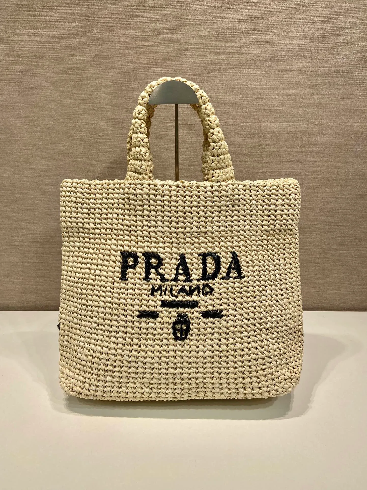 💰1960👏Fiber Tote Bag👏1BG408👏👏 This fiber tote bag is designed with imported raffia and is very handmade. Each bag is woven by hand with professional technology😘😘Lightweight and spacious, it has a summer style, and the effect of various matching clothes is very beautiful. Length 47x height 35x bottom 15cm