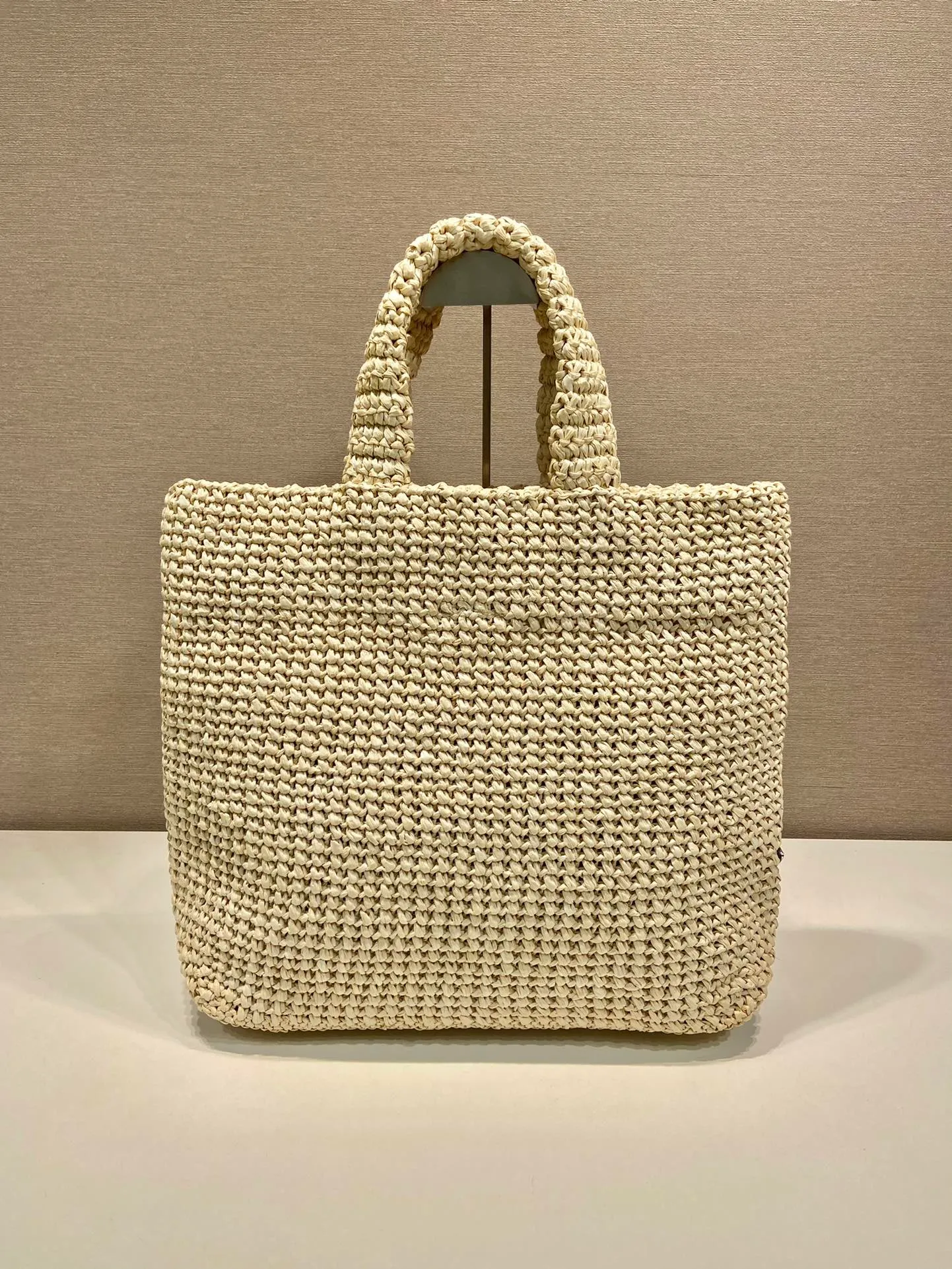 💰1960👏Fiber Tote Bag👏1BG408👏👏 This fiber tote bag is designed with imported raffia and is very handmade. Each bag is woven by hand with professional technology😘😘Lightweight and spacious, it has a summer style, and the effect of various matching clothes is very beautiful. Length 47x height 35x bottom 15cm