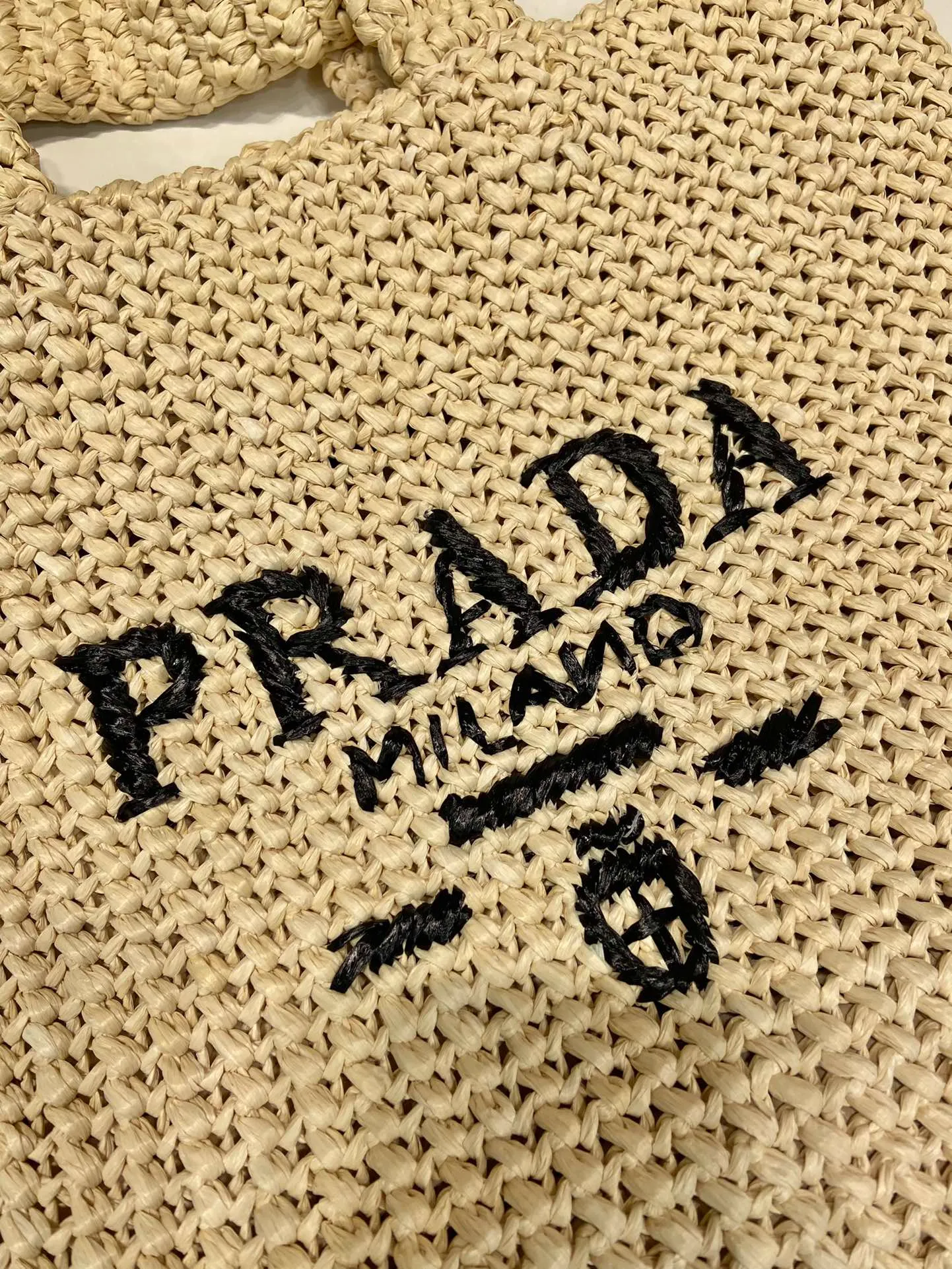 💰1960👏Fiber Tote Bag👏1BG408👏👏 This fiber tote bag is designed with imported raffia and is very handmade. Each bag is woven by hand with professional technology😘😘Lightweight and spacious, it has a summer style, and the effect of various matching clothes is very beautiful. Length 47x height 35x bottom 15cm