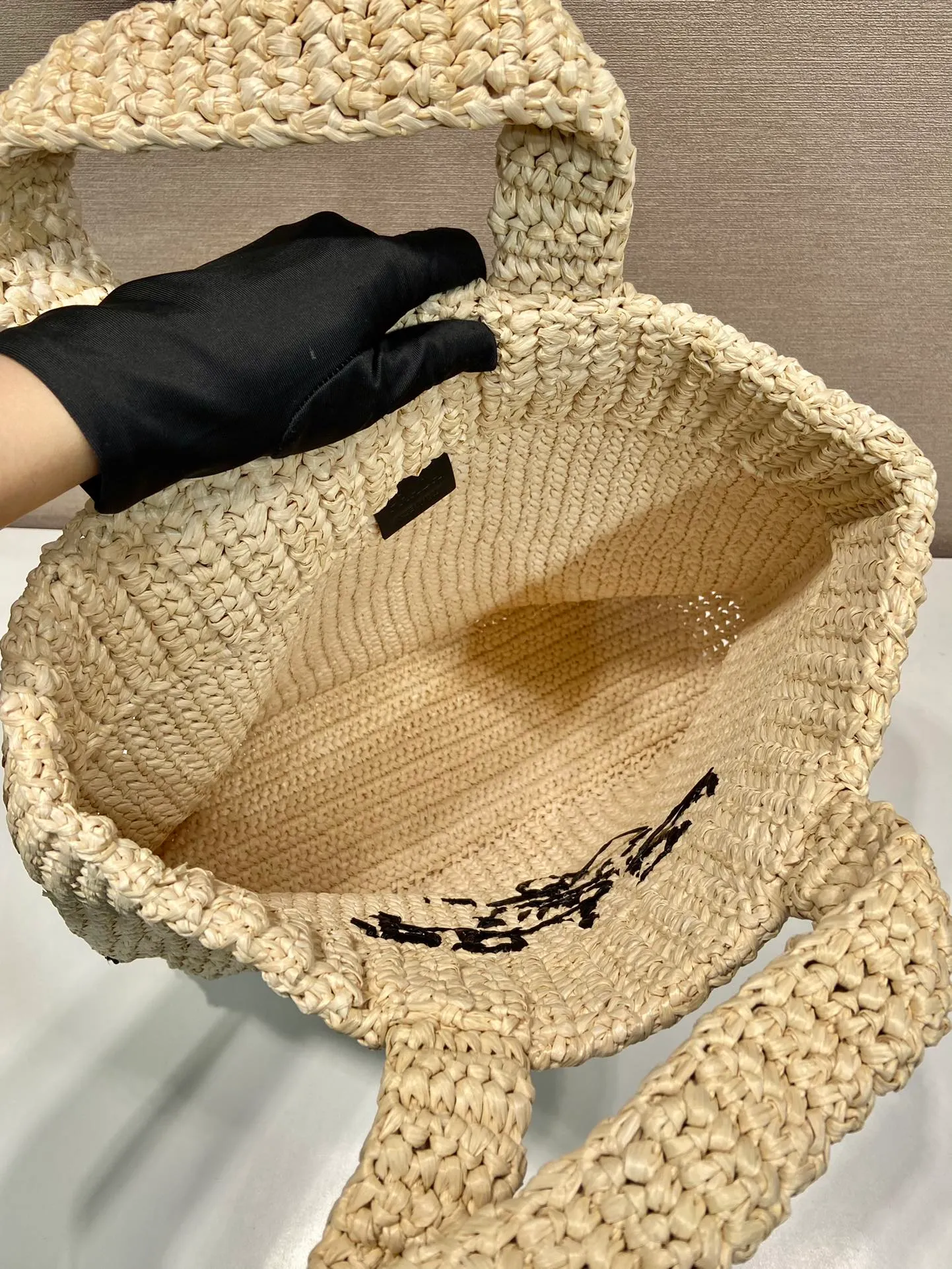 💰1960👏Fiber Tote Bag👏1BG408👏👏 This fiber tote bag is designed with imported raffia and is very handmade. Each bag is woven by hand with professional technology😘😘Lightweight and spacious, it has a summer style, and the effect of various matching clothes is very beautiful. Length 47x height 35x bottom 15cm