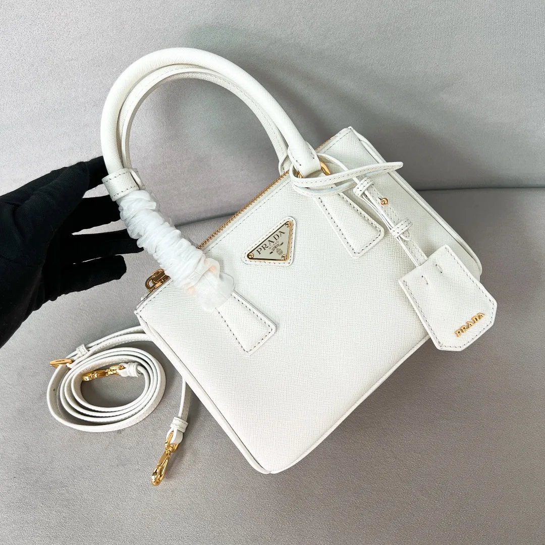 💰1700✨New product launch✨2025 early spring new Galleria Saffiano leather handbag - "Killer Bag" Mini No. 1BA906 People who understand fashion love killer bags. The bag should look like a killer bag. Carefully crafted with Saffiano cross pattern imported from Italy. Minimalist and capable bag shape with triangular metal lettering logo. Double zipper design of the middle main bag with extra large capacity. Double handles and detachable shoulder straps make it It can be carried by hand or carried cross-body on the shoulder. It can be opened and closed with side snap buttons. The bag body changes to add elegance and elegance. It is small and exquisite, adding a playful and fashionable feel. Size 20*14.5*9.5 White