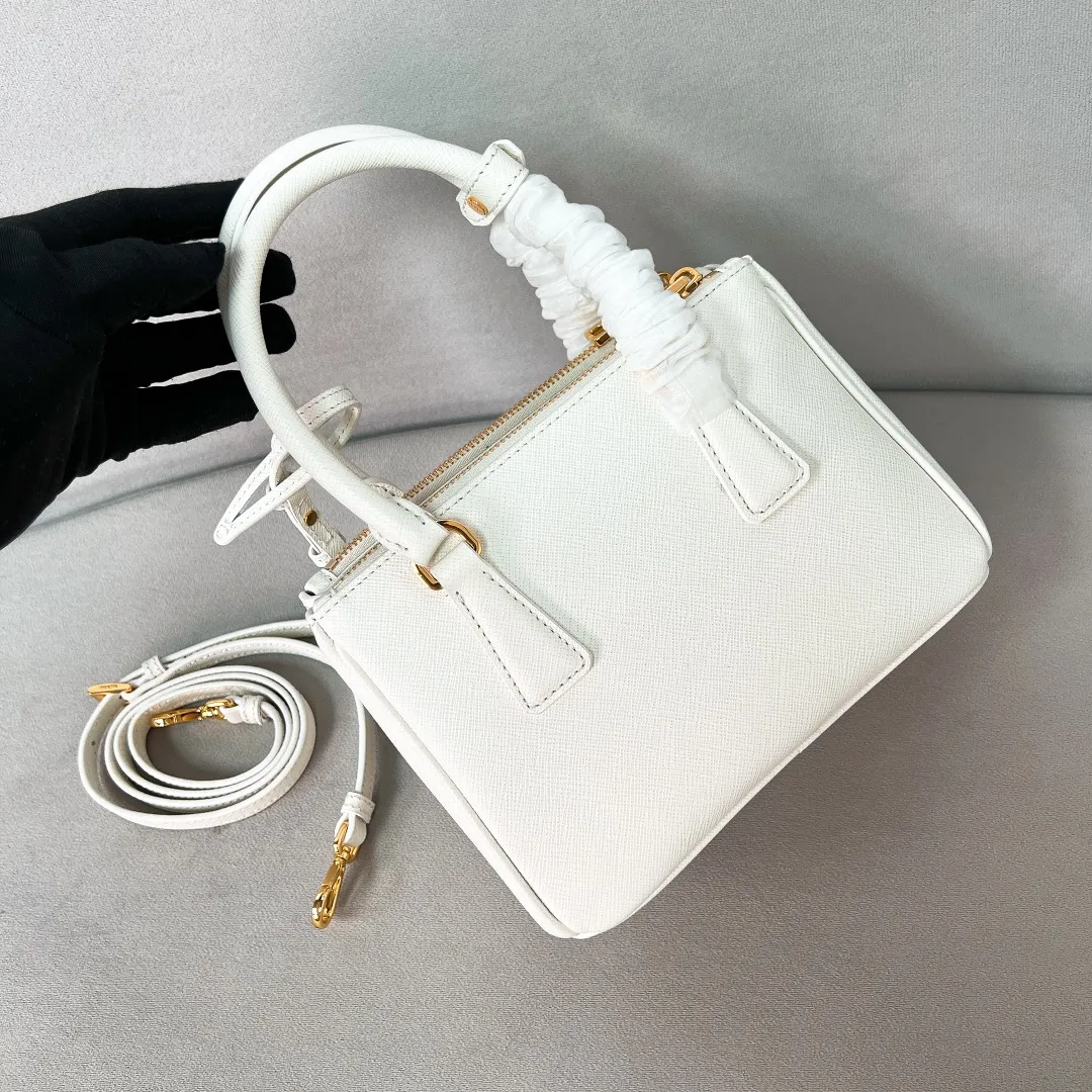 💰1700✨New product launch✨2025 early spring new Galleria Saffiano leather handbag - "Killer Bag" Mini No. 1BA906 People who understand fashion love killer bags. The bag should look like a killer bag. Carefully crafted with Saffiano cross pattern imported from Italy. Minimalist and capable bag shape with triangular metal lettering logo. Double zipper design of the middle main bag with extra large capacity. Double handles and detachable shoulder straps make it It can be carried by hand or carried cross-body on the shoulder. It can be opened and closed with side snap buttons. The bag body changes to add elegance and elegance. It is small and exquisite, adding a playful and fashionable feel. Size 20*14.5*9.5 White