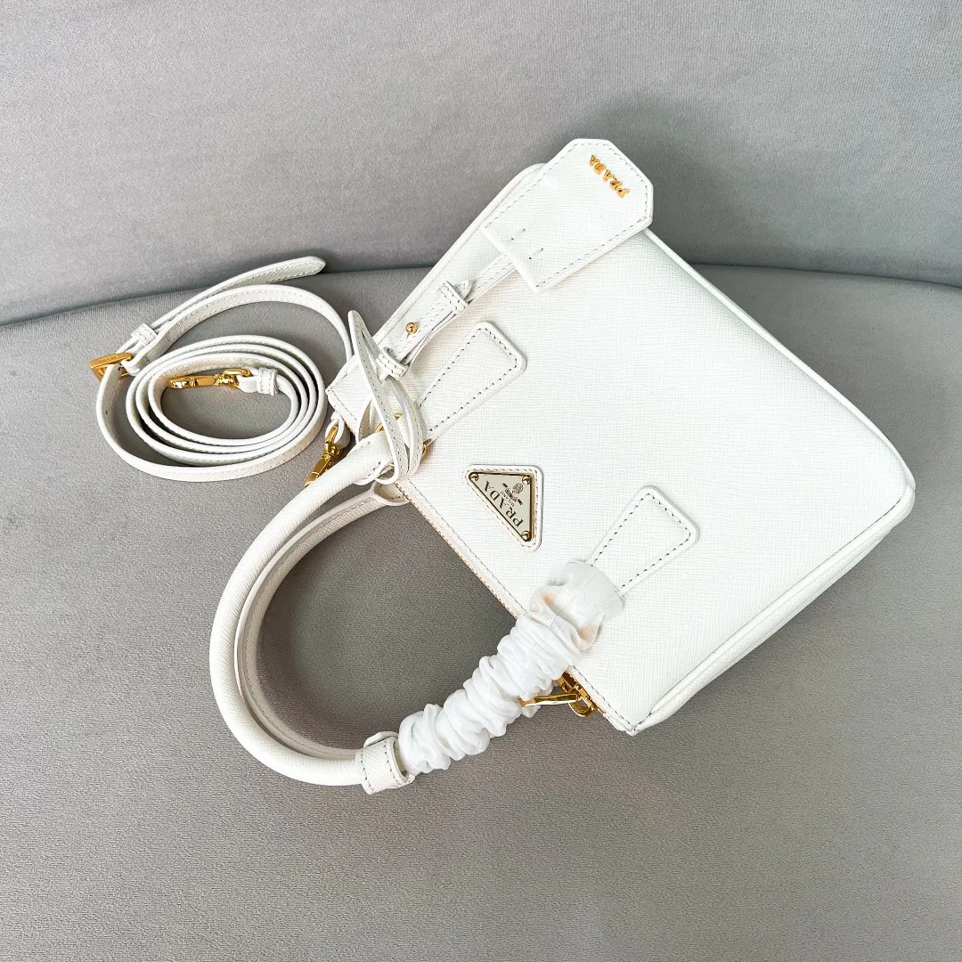 💰1700✨New product launch✨2025 early spring new Galleria Saffiano leather handbag - "Killer Bag" Mini No. 1BA906 People who understand fashion love killer bags. The bag should look like a killer bag. Carefully crafted with Saffiano cross pattern imported from Italy. Minimalist and capable bag shape with triangular metal lettering logo. Double zipper design of the middle main bag with extra large capacity. Double handles and detachable shoulder straps make it It can be carried by hand or carried cross-body on the shoulder. It can be opened and closed with side snap buttons. The bag body changes to add elegance and elegance. It is small and exquisite, adding a playful and fashionable feel. Size 20*14.5*9.5 White