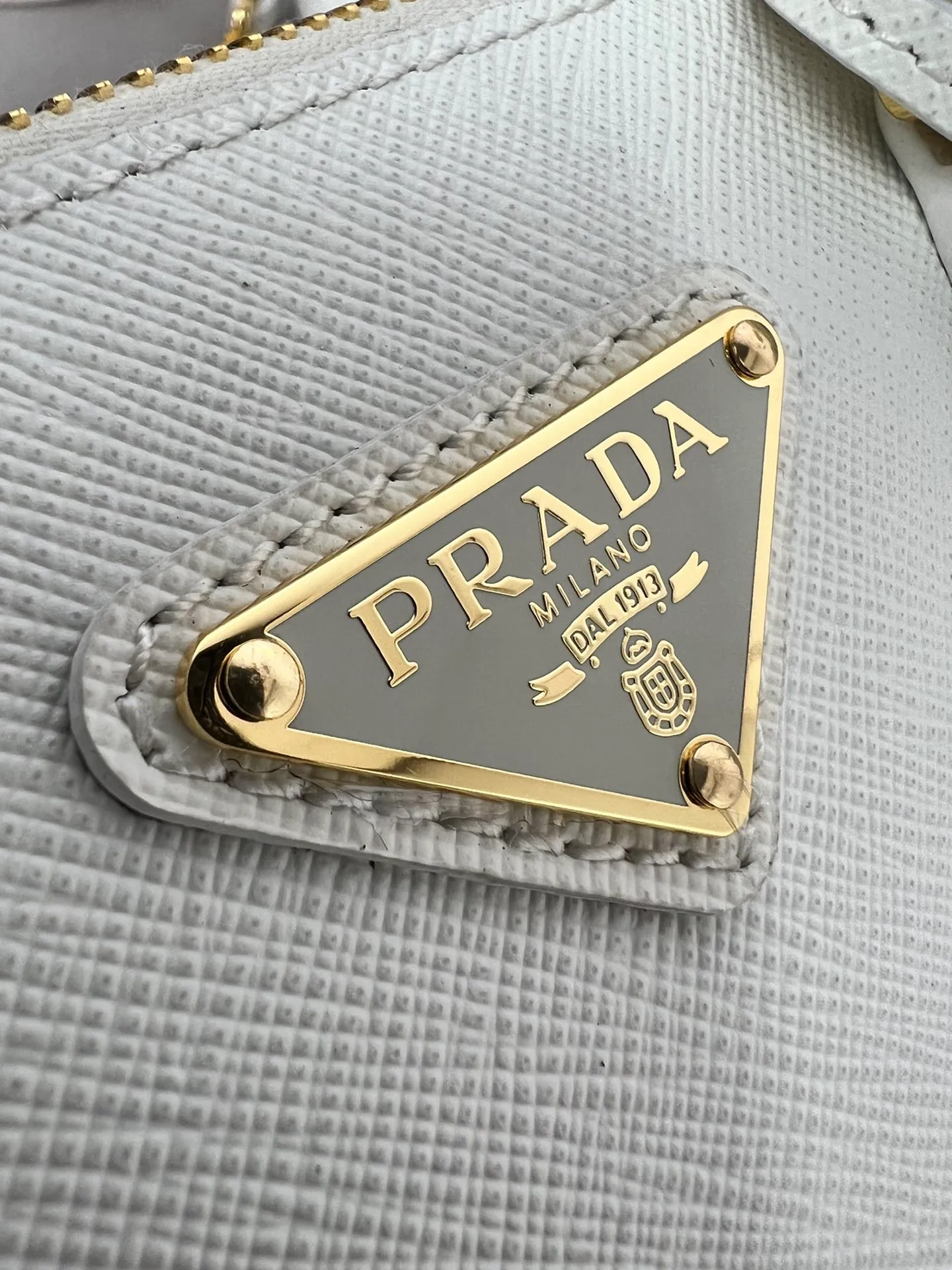 💰1700✨New product launch✨2025 early spring new Galleria Saffiano leather handbag - "Killer Bag" Mini No. 1BA906 People who understand fashion love killer bags. The bag should look like a killer bag. Carefully crafted with Saffiano cross pattern imported from Italy. Minimalist and capable bag shape with triangular metal lettering logo. Double zipper design of the middle main bag with extra large capacity. Double handles and detachable shoulder straps make it It can be carried by hand or carried cross-body on the shoulder. It can be opened and closed with side snap buttons. The bag body changes to add elegance and elegance. It is small and exquisite, adding a playful and fashionable feel. Size 20*14.5*9.5 White