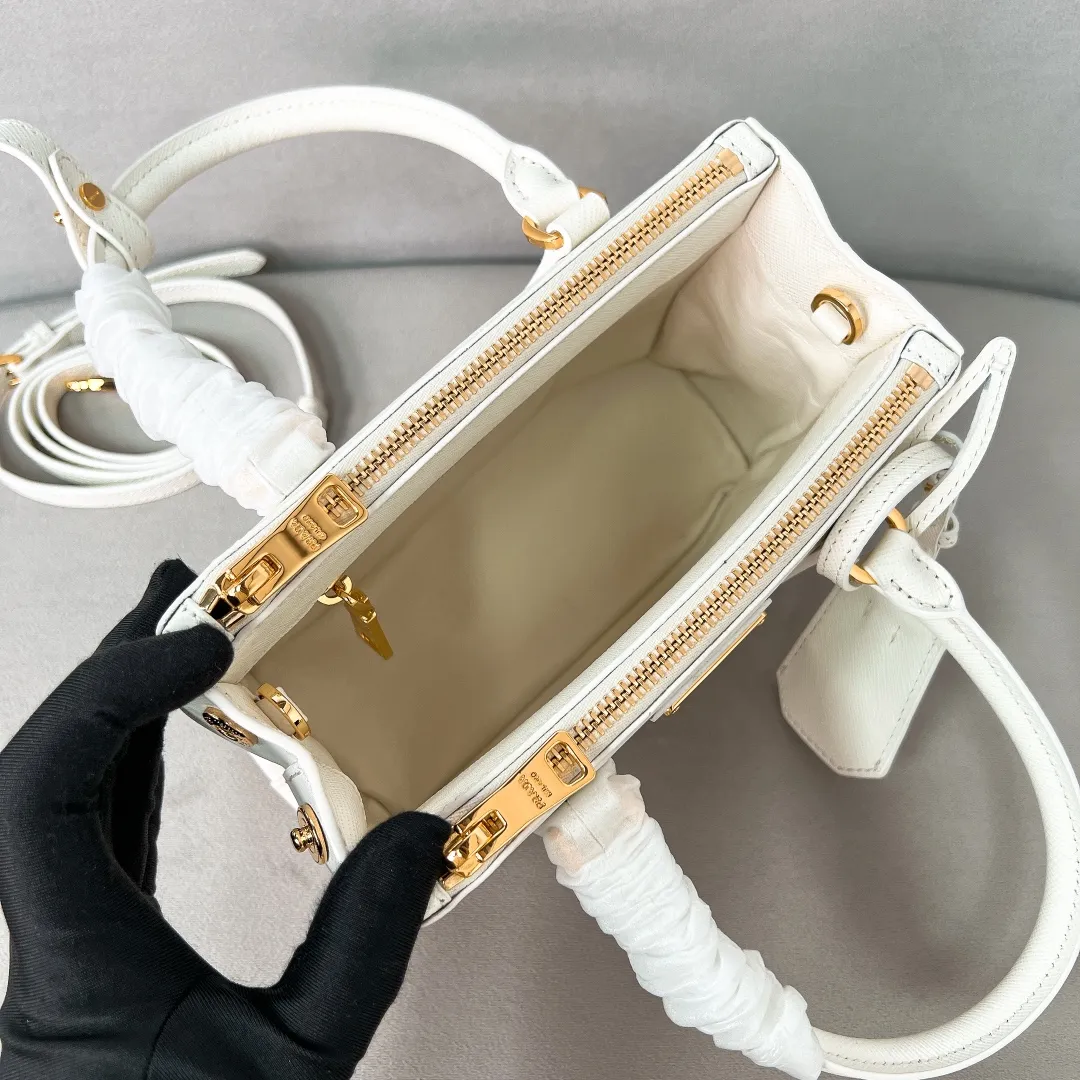 💰1700✨New product launch✨2025 early spring new Galleria Saffiano leather handbag - "Killer Bag" Mini No. 1BA906 People who understand fashion love killer bags. The bag should look like a killer bag. Carefully crafted with Saffiano cross pattern imported from Italy. Minimalist and capable bag shape with triangular metal lettering logo. Double zipper design of the middle main bag with extra large capacity. Double handles and detachable shoulder straps make it It can be carried by hand or carried cross-body on the shoulder. It can be opened and closed with side snap buttons. The bag body changes to add elegance and elegance. It is small and exquisite, adding a playful and fashionable feel. Size 20*14.5*9.5 White