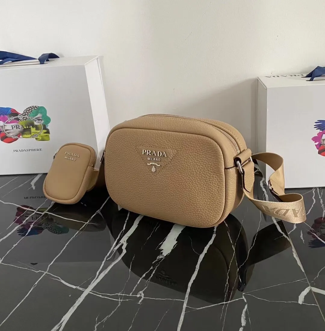 P1100¥ [Top original order]🎉New camera cross-body bag🎉1BH182 has arrived🎉🎉This cross-body bag is made of imported deerskin grain cowhide and equipped with an adjustable long shoulder strap. My favorite It’s a small bag on the shoulder strap😘It’s perfect😘, it has a large capacity, is simple and elegant, and feels super soft🎉Hurry up and get it🎉Dimensions: length 22x height 14.5x bottom 8cm🎉🎉🎉👏👏👏!