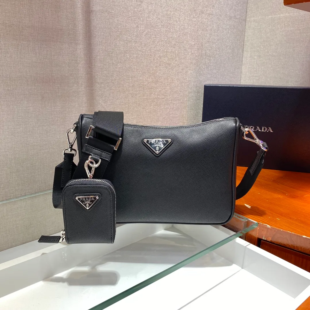 💰1320🎉Full leather three-in-one😘😘Model No. 2VH113 full leather/cross-grain cowhide😘😘Internet celebrity handsome guys and beautiful girl group are crazy about growing grass and taking the fashion circle by storm. Three-in-one has released a new model! 👏👏The design of this three-in-one bag is great👍👍It is equipped with a detachable long shoulder strap. What I love most is that the shoulder strap also has a small pendant (small bag) hanging on it. It can also be hung on other bags and pants as accessories 🙊🙊It can be matched with various clothes. Question😘😘Babies, hurry up and buy it. It’s for men and women. It’s so handsome🙊🙊Length 24xHeight 18.5xBase 6cm