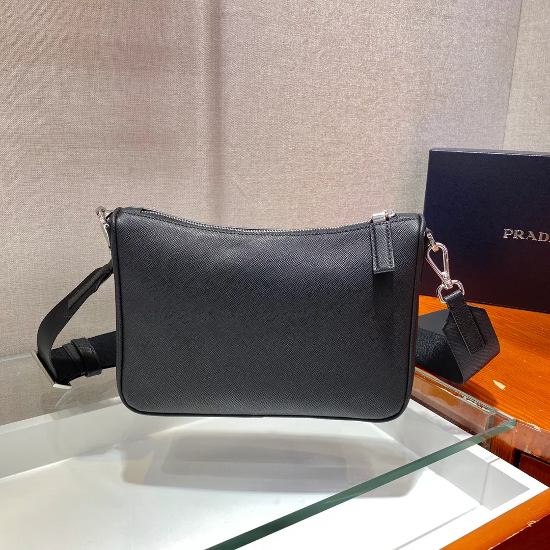 💰1320🎉Full leather three-in-one😘😘Model No. 2VH113 full leather/cross-grain cowhide😘😘Internet celebrity handsome guys and beautiful girl group are crazy about growing grass and taking the fashion circle by storm. Three-in-one has released a new model! 👏👏The design of this three-in-one bag is great👍👍It is equipped with a detachable long shoulder strap. What I love most is that the shoulder strap also has a small pendant (small bag) hanging on it. It can also be hung on other bags and pants as accessories 🙊🙊It can be matched with various clothes. Question😘😘Babies, hurry up and buy it. It’s for men and women. It’s so handsome🙊🙊Length 24xHeight 18.5xBase 6cm