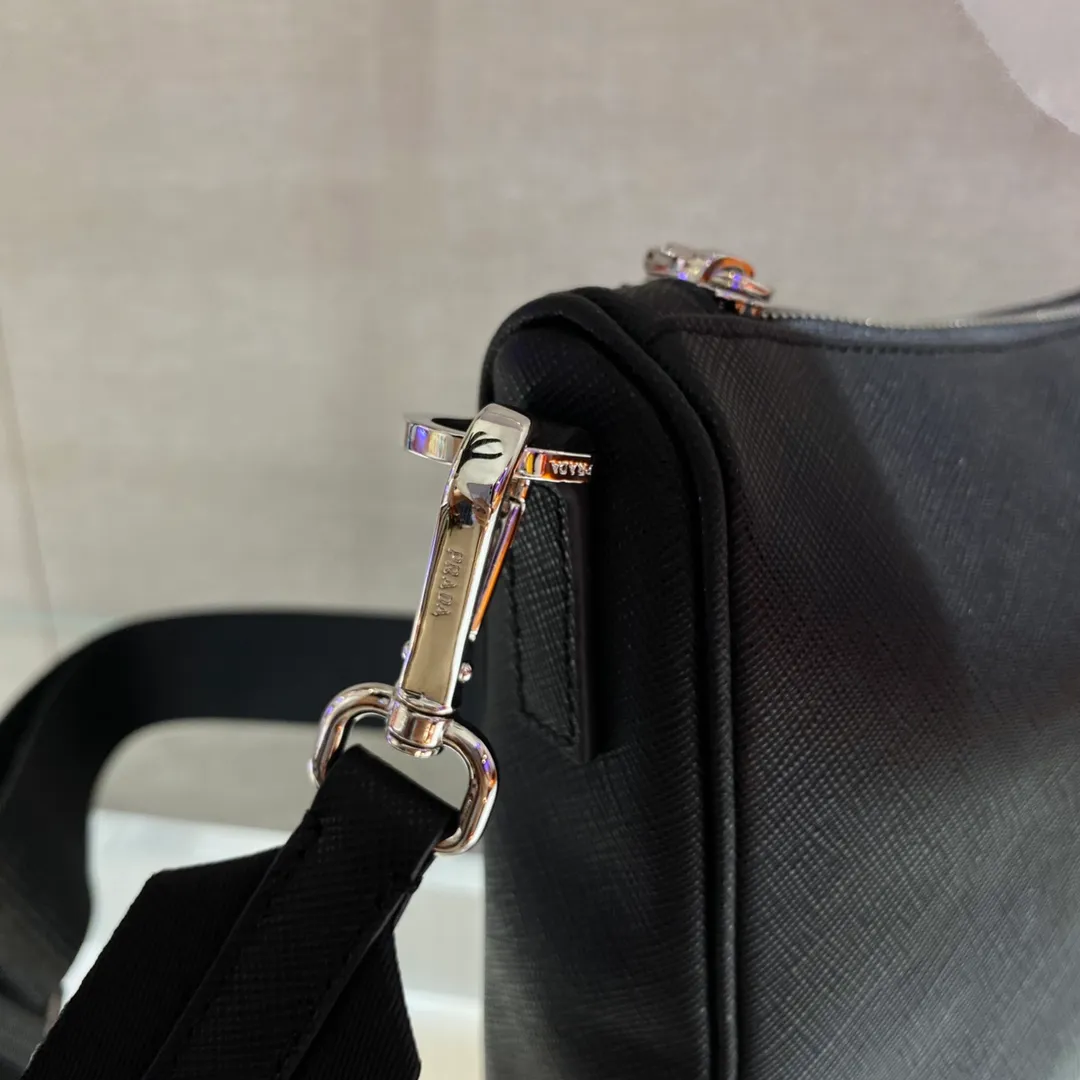 💰1320🎉Full leather three-in-one😘😘Model No. 2VH113 full leather/cross-grain cowhide😘😘Internet celebrity handsome guys and beautiful girl group are crazy about growing grass and taking the fashion circle by storm. Three-in-one has released a new model! 👏👏The design of this three-in-one bag is great👍👍It is equipped with a detachable long shoulder strap. What I love most is that the shoulder strap also has a small pendant (small bag) hanging on it. It can also be hung on other bags and pants as accessories 🙊🙊It can be matched with various clothes. Question😘😘Babies, hurry up and buy it. It’s for men and women. It’s so handsome🙊🙊Length 24xHeight 18.5xBase 6cm