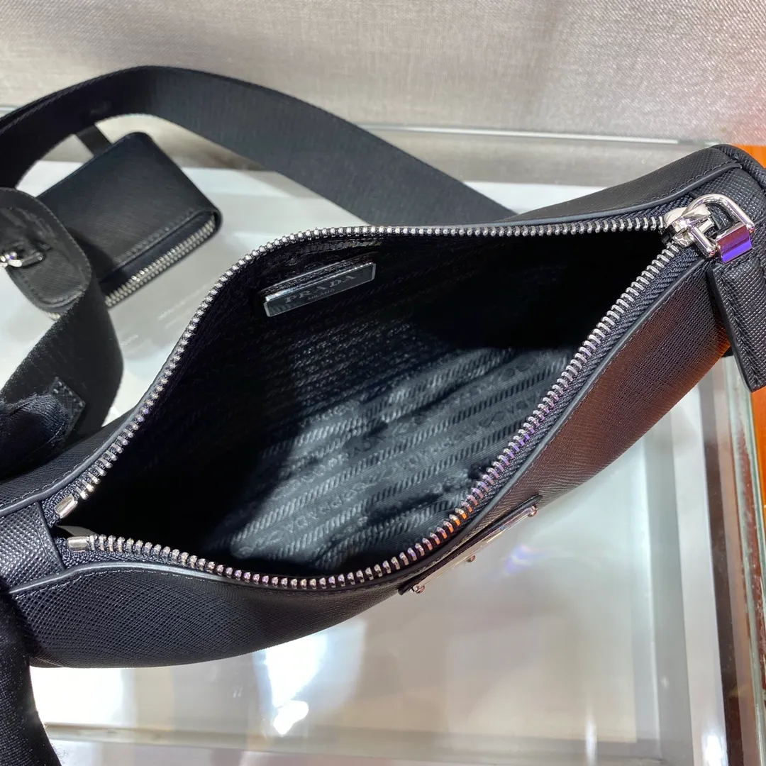 💰1320🎉Full leather three-in-one😘😘Model No. 2VH113 full leather/cross-grain cowhide😘😘Internet celebrity handsome guys and beautiful girl group are crazy about growing grass and taking the fashion circle by storm. Three-in-one has released a new model! 👏👏The design of this three-in-one bag is great👍👍It is equipped with a detachable long shoulder strap. What I love most is that the shoulder strap also has a small pendant (small bag) hanging on it. It can also be hung on other bags and pants as accessories 🙊🙊It can be matched with various clothes. Question😘😘Babies, hurry up and buy it. It’s for men and women. It’s so handsome🙊🙊Length 24xHeight 18.5xBase 6cm
